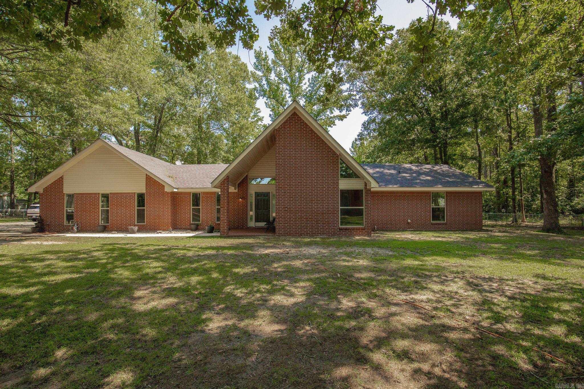 811 County Rd 67 — exterior