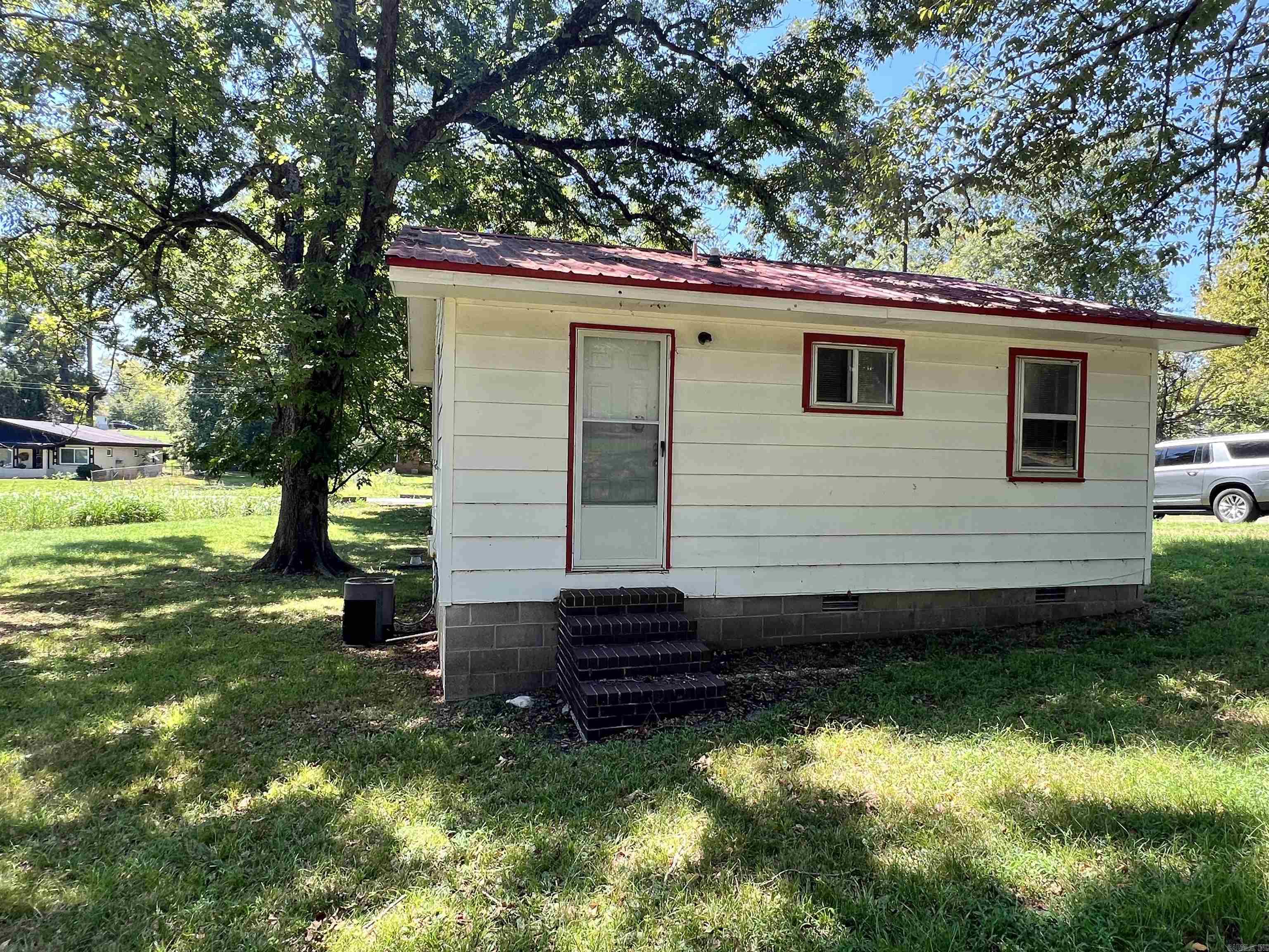301 Pecan Street — exterior