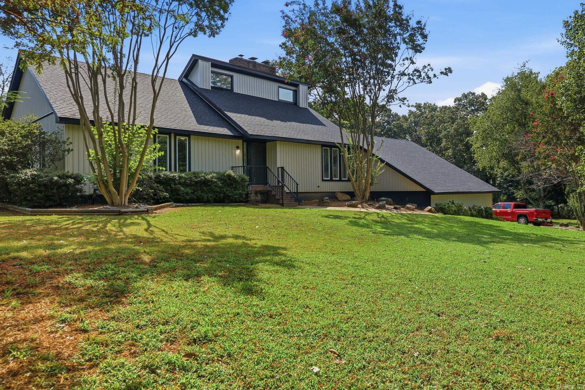 18 Robinwood Drive — exterior