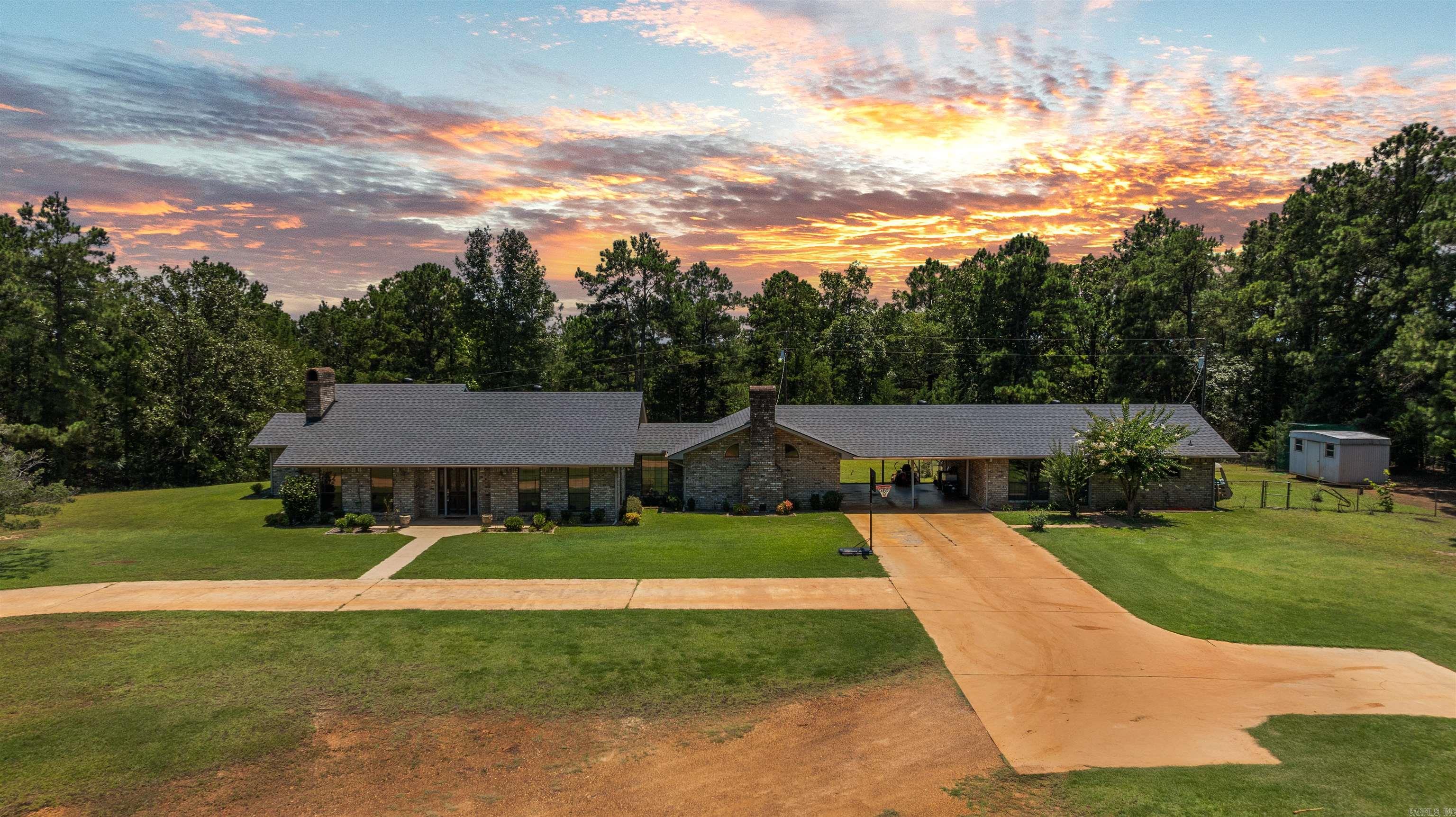 1070 CR 3772 Queen City, TX 75503