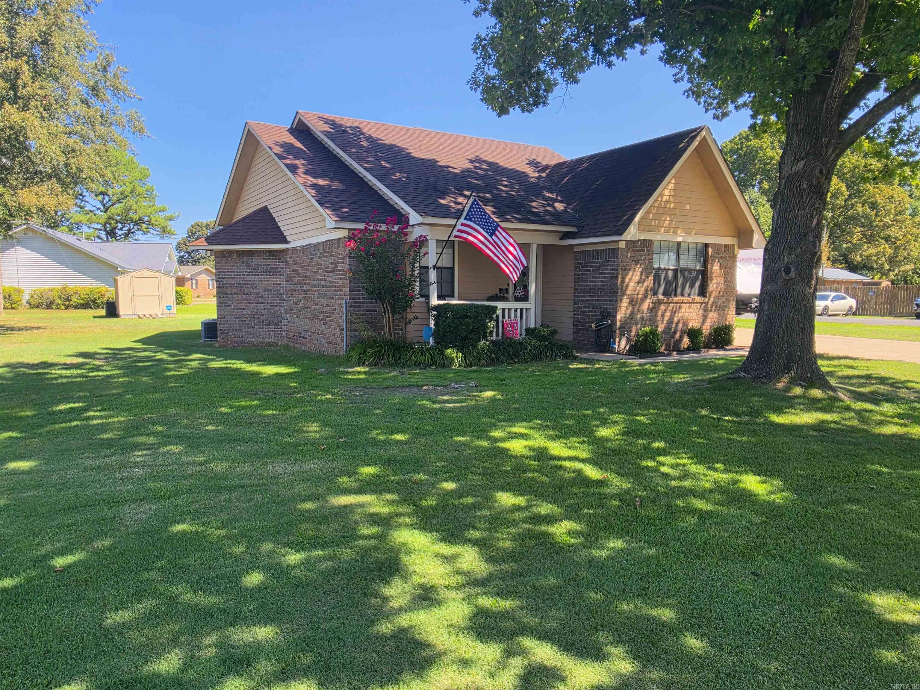 410 Lynn Ln — exterior