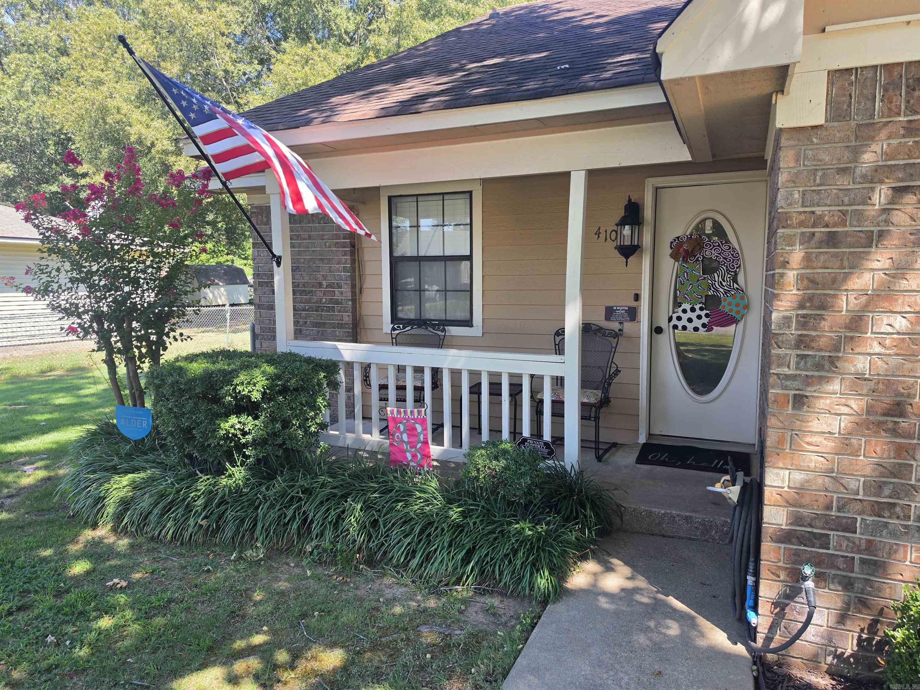 410 Lynn Ln — photo 2