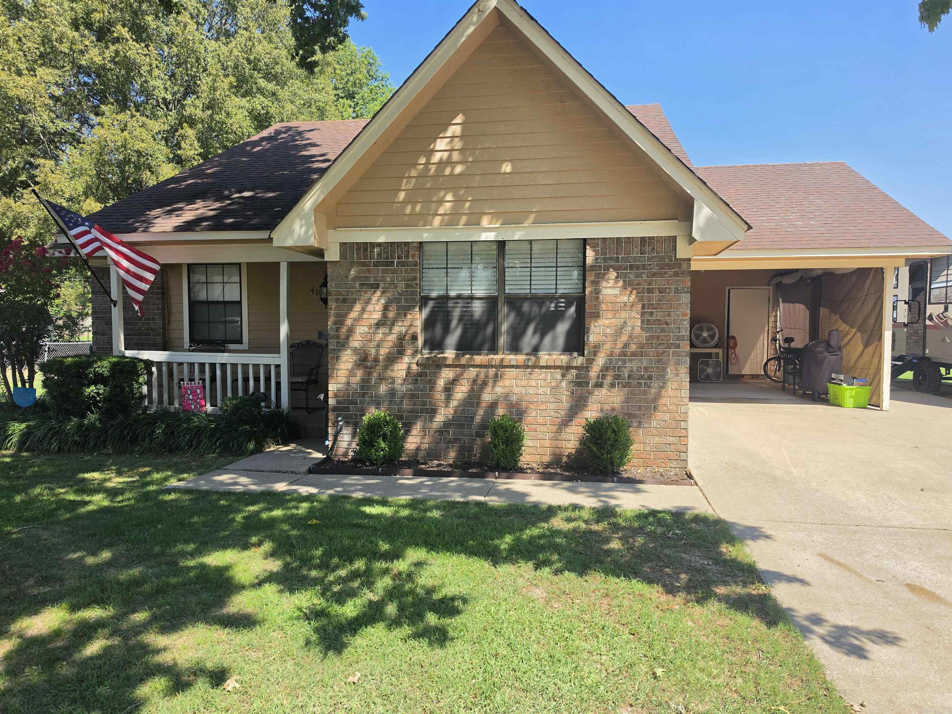 410 Lynn Ln — photo 3