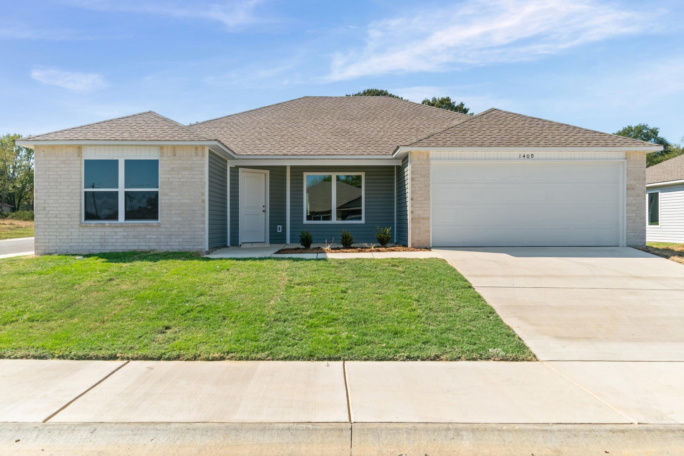1409 Manor Court — exterior