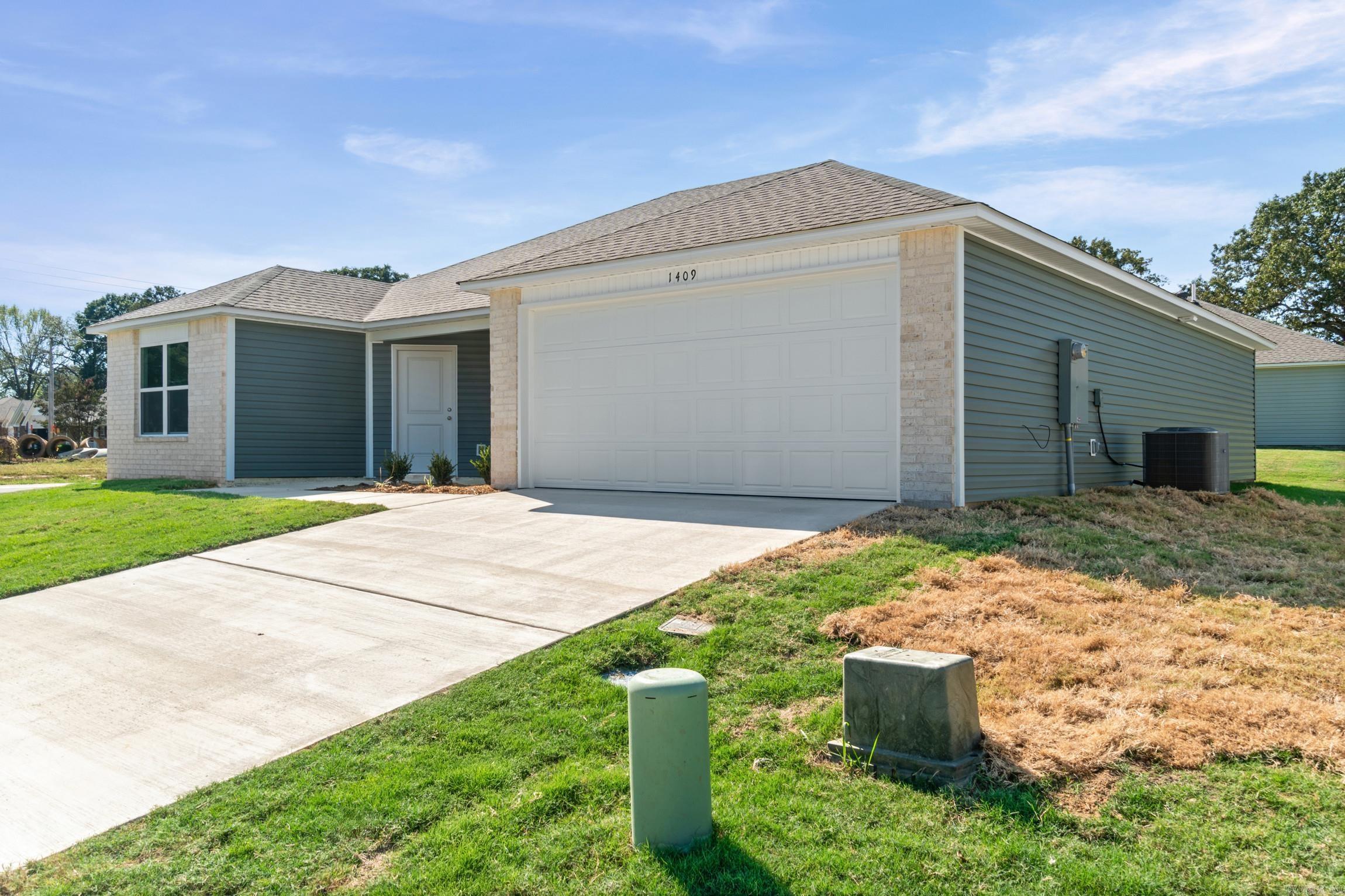1409 Manor Court — photo 3