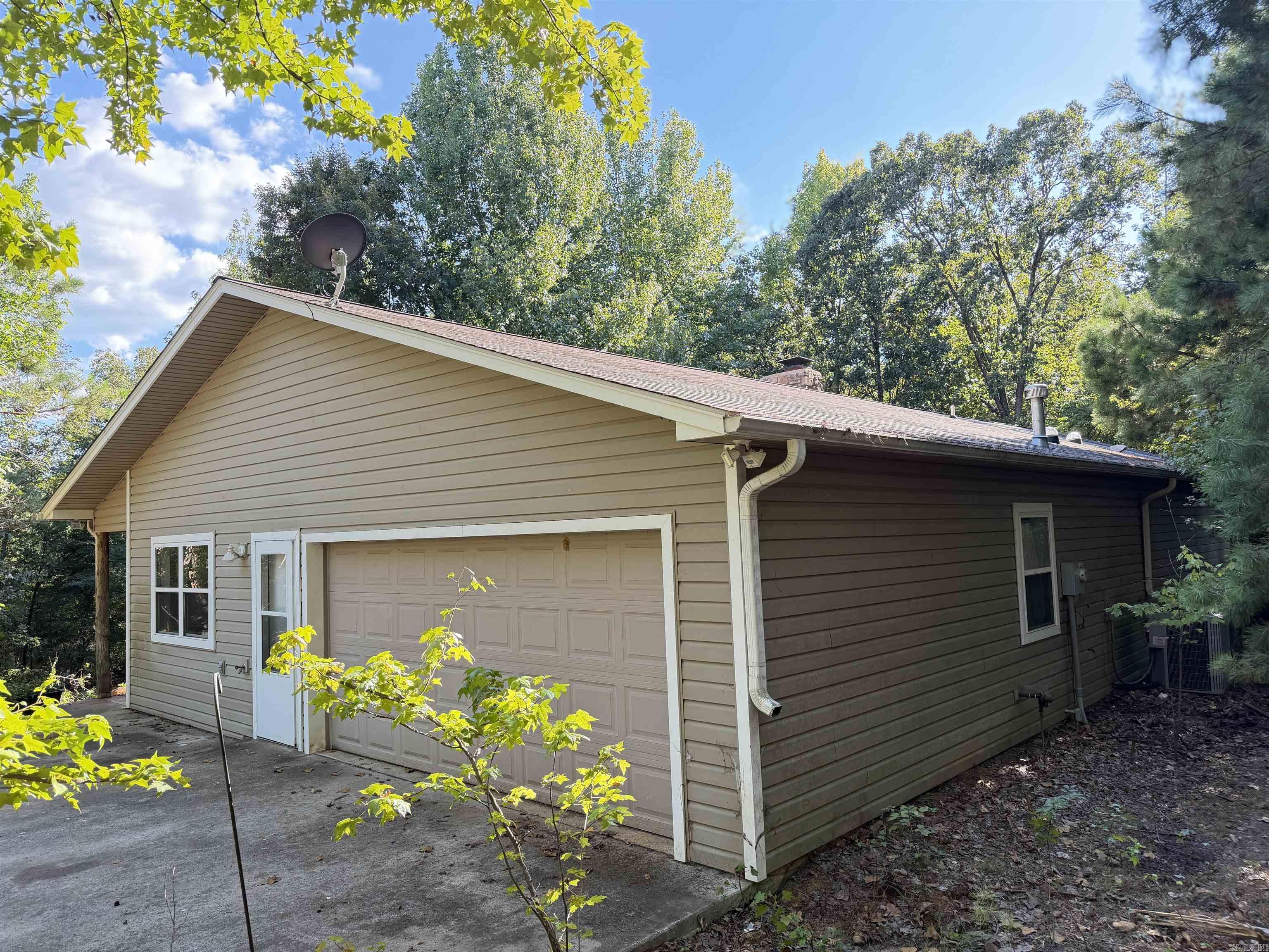 1418 Grassy Hollow Road — photo 2