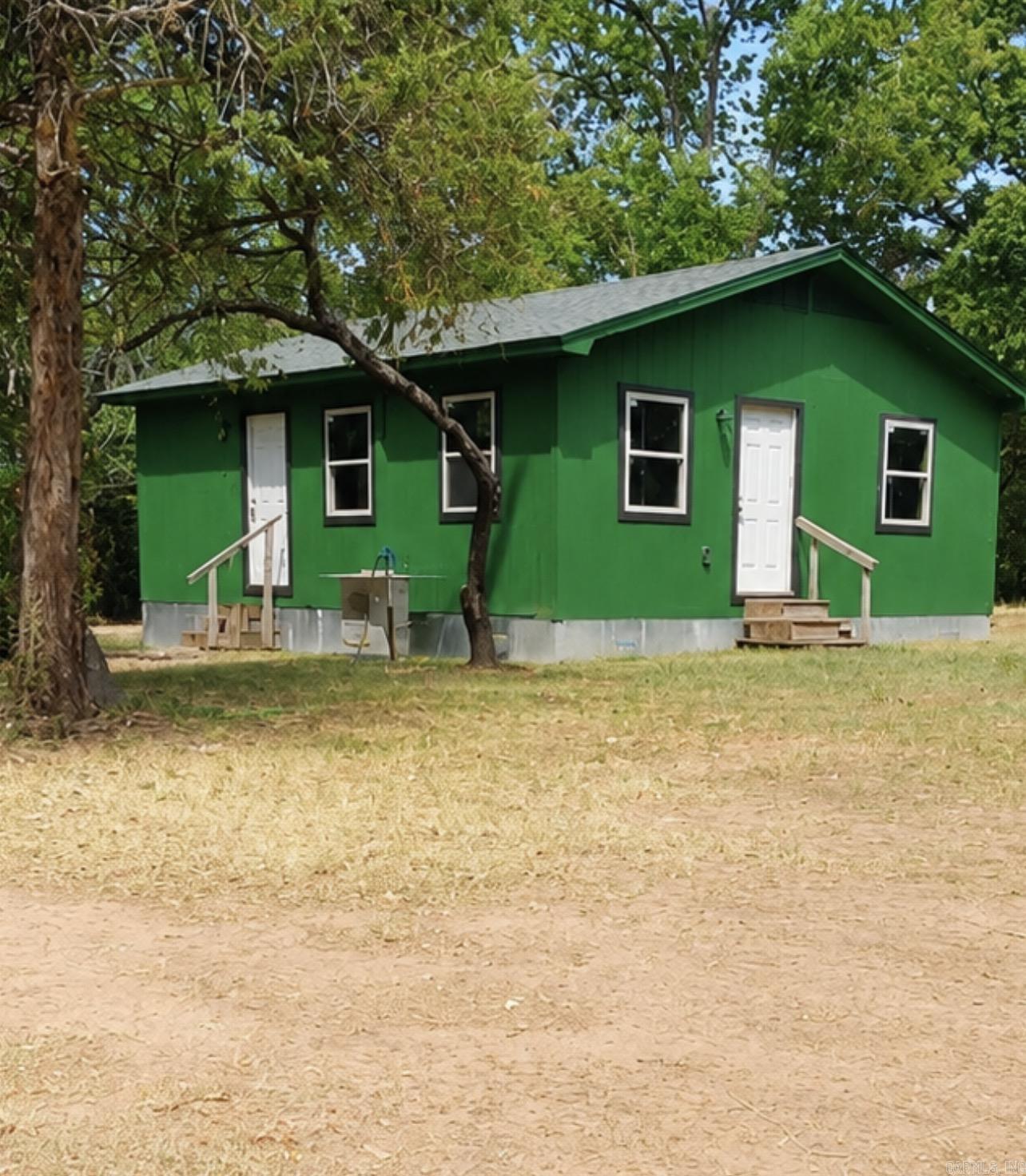 1992 Hwy 300 — exterior