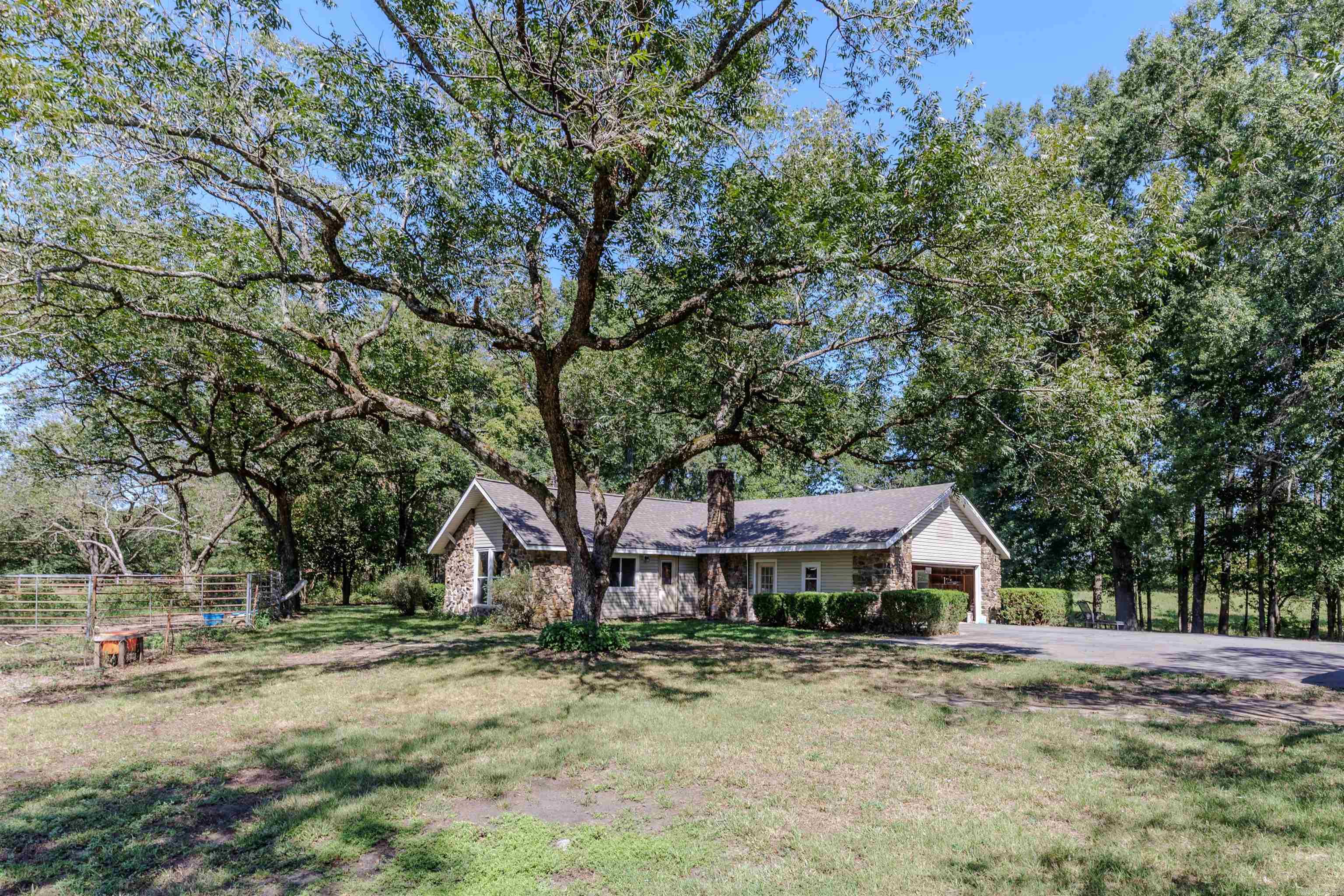 50 W Thompson  Perryville, AR
