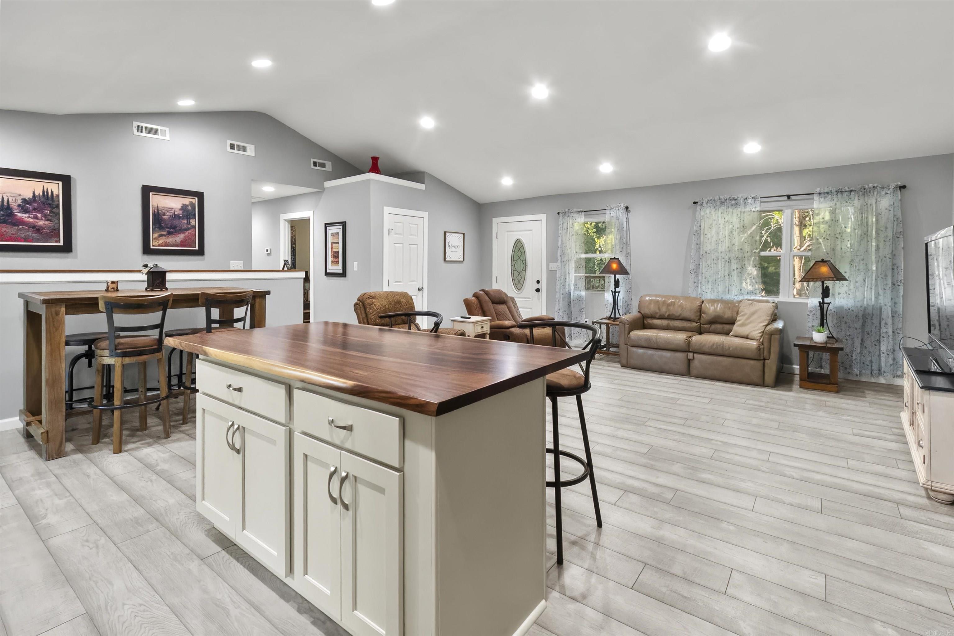 140 Cardinal  Diamond City, AR