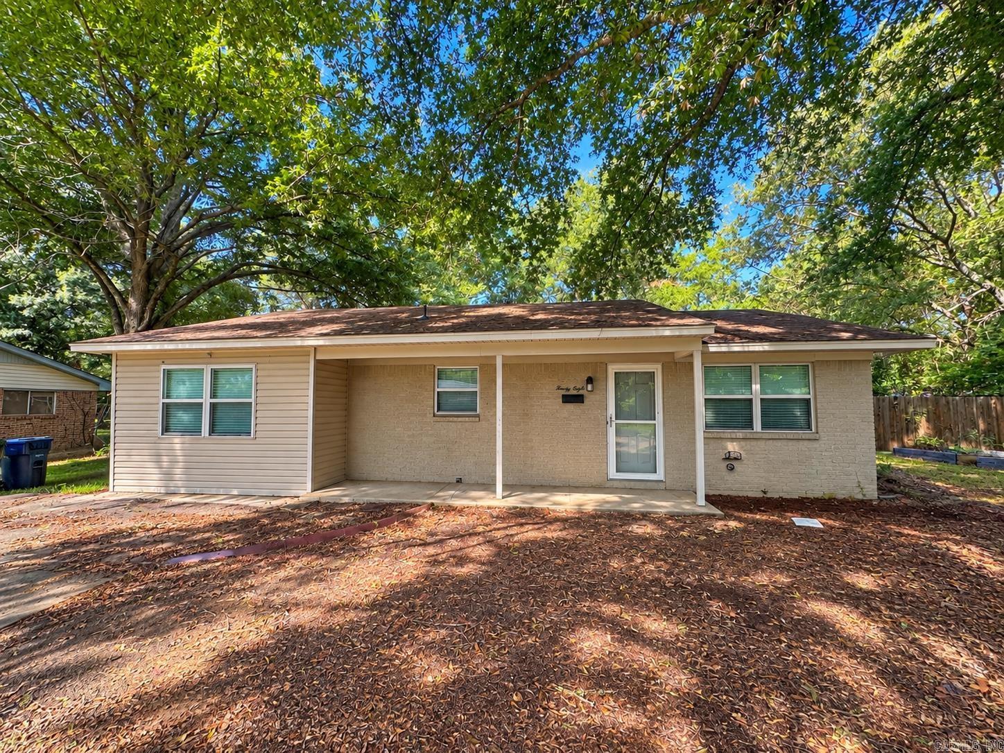28 Meadowbrook — exterior