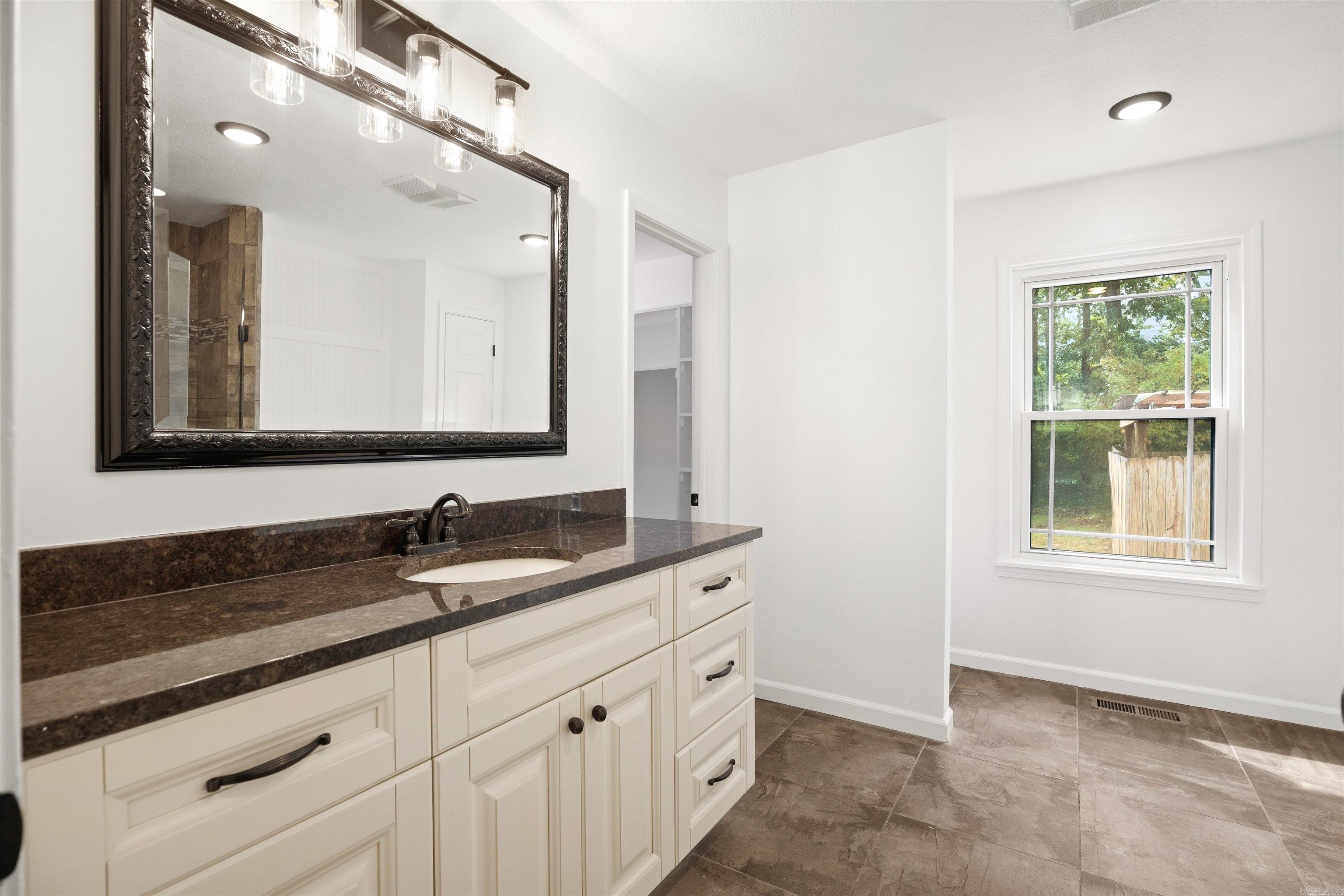2305 Paula Dr Jonesboro, AR 72404