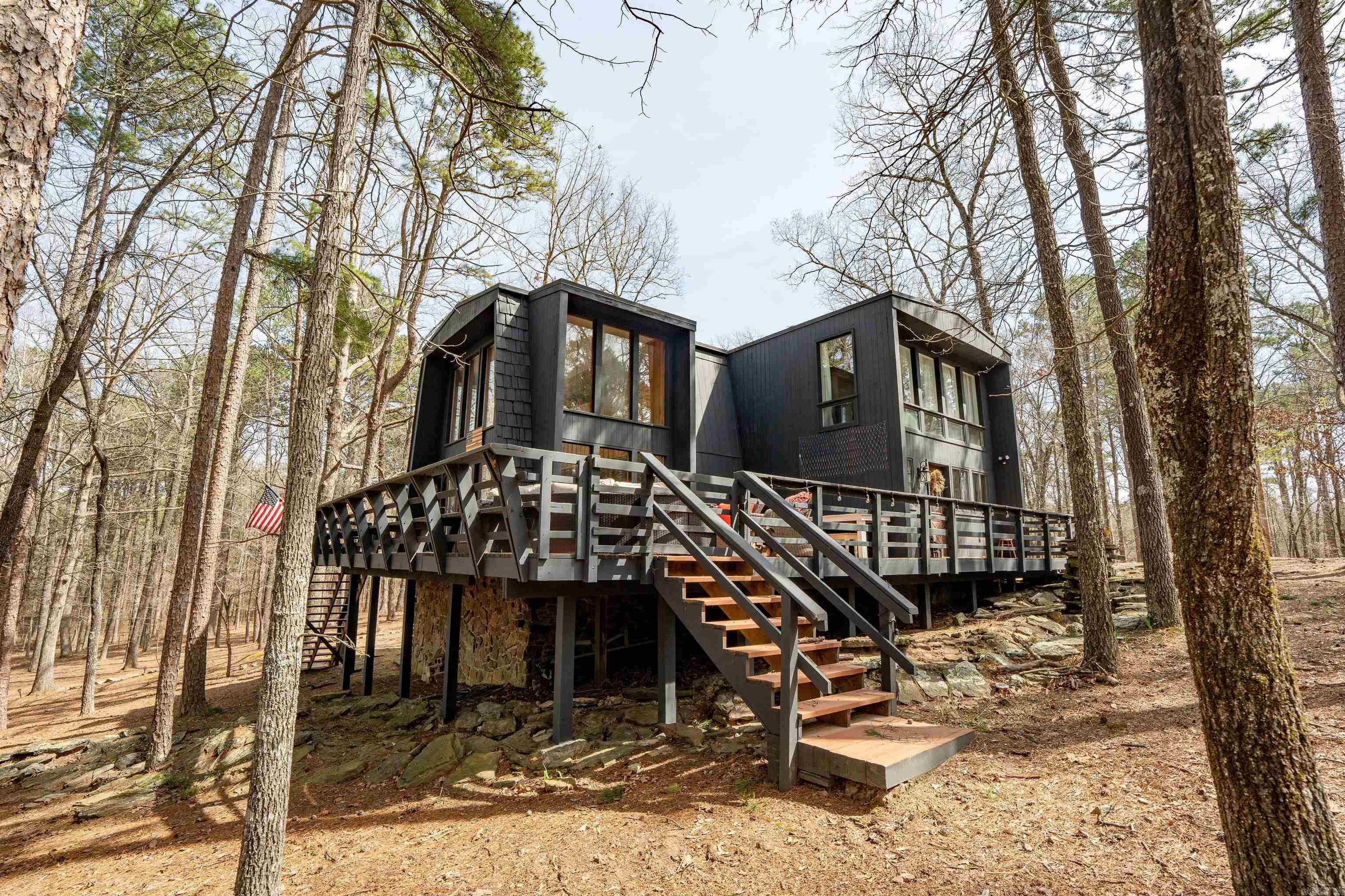 1499 Tannenbaum Road — exterior