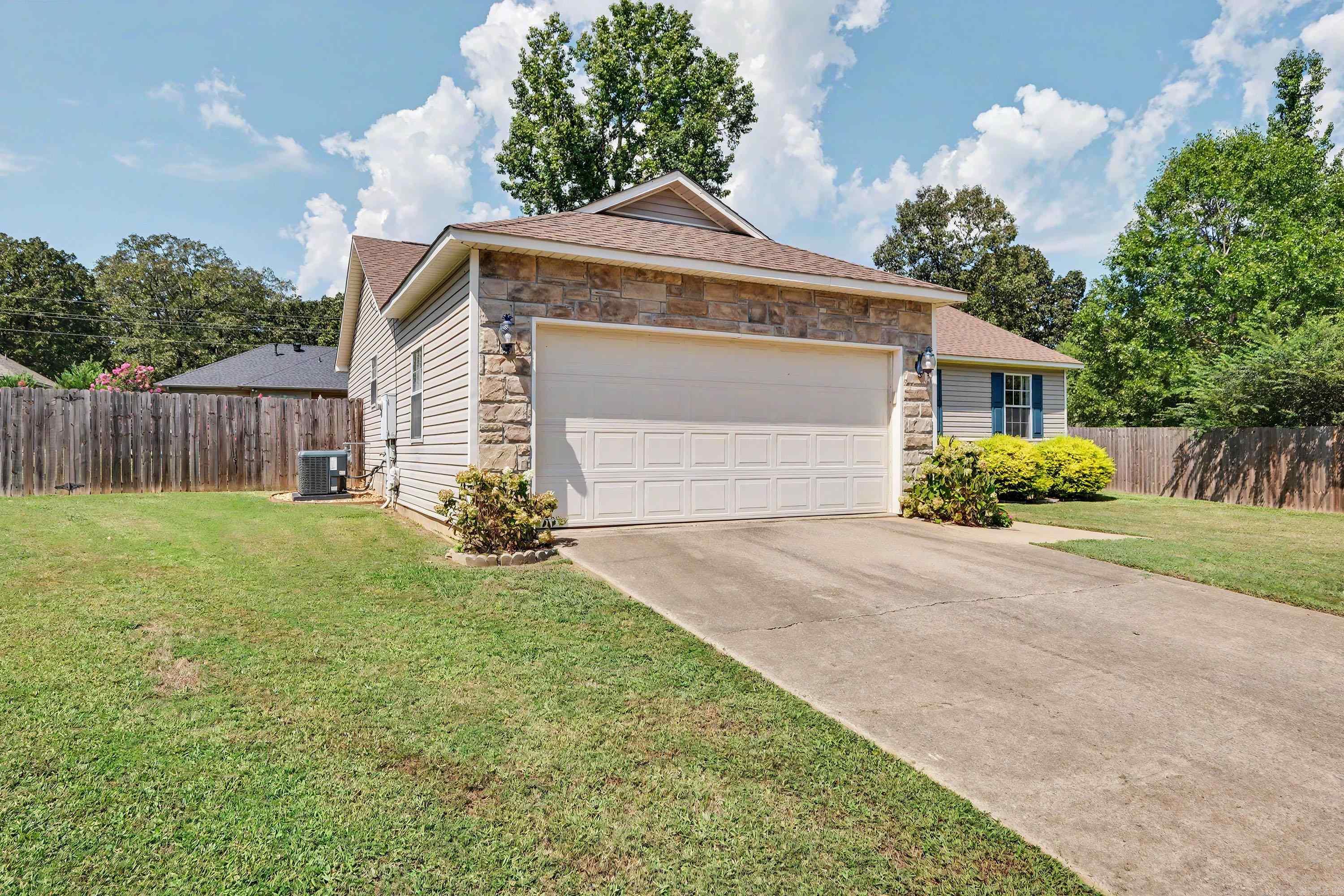 402 Hayley Court — photo 3