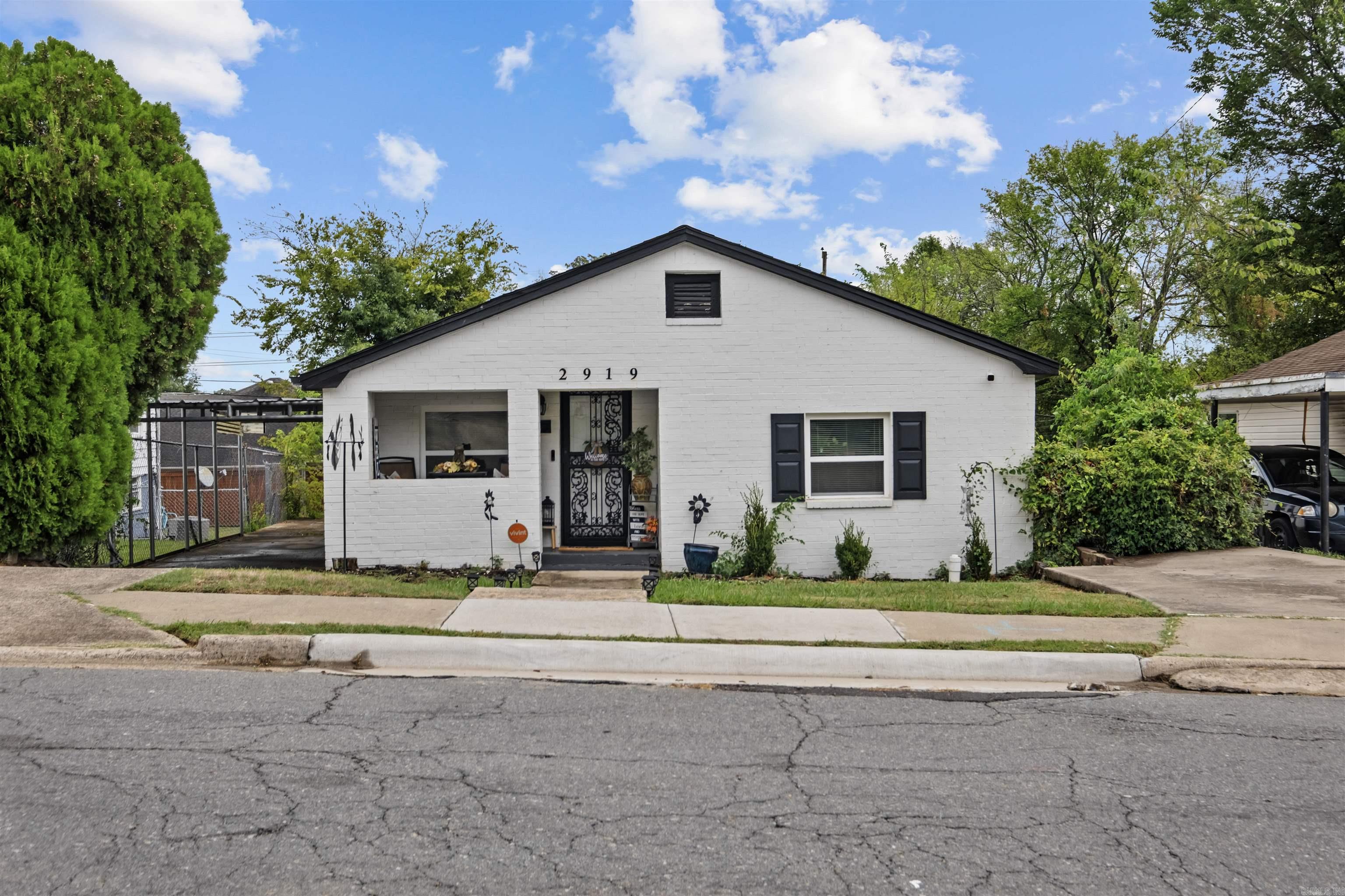 2919 S Spring Street — exterior