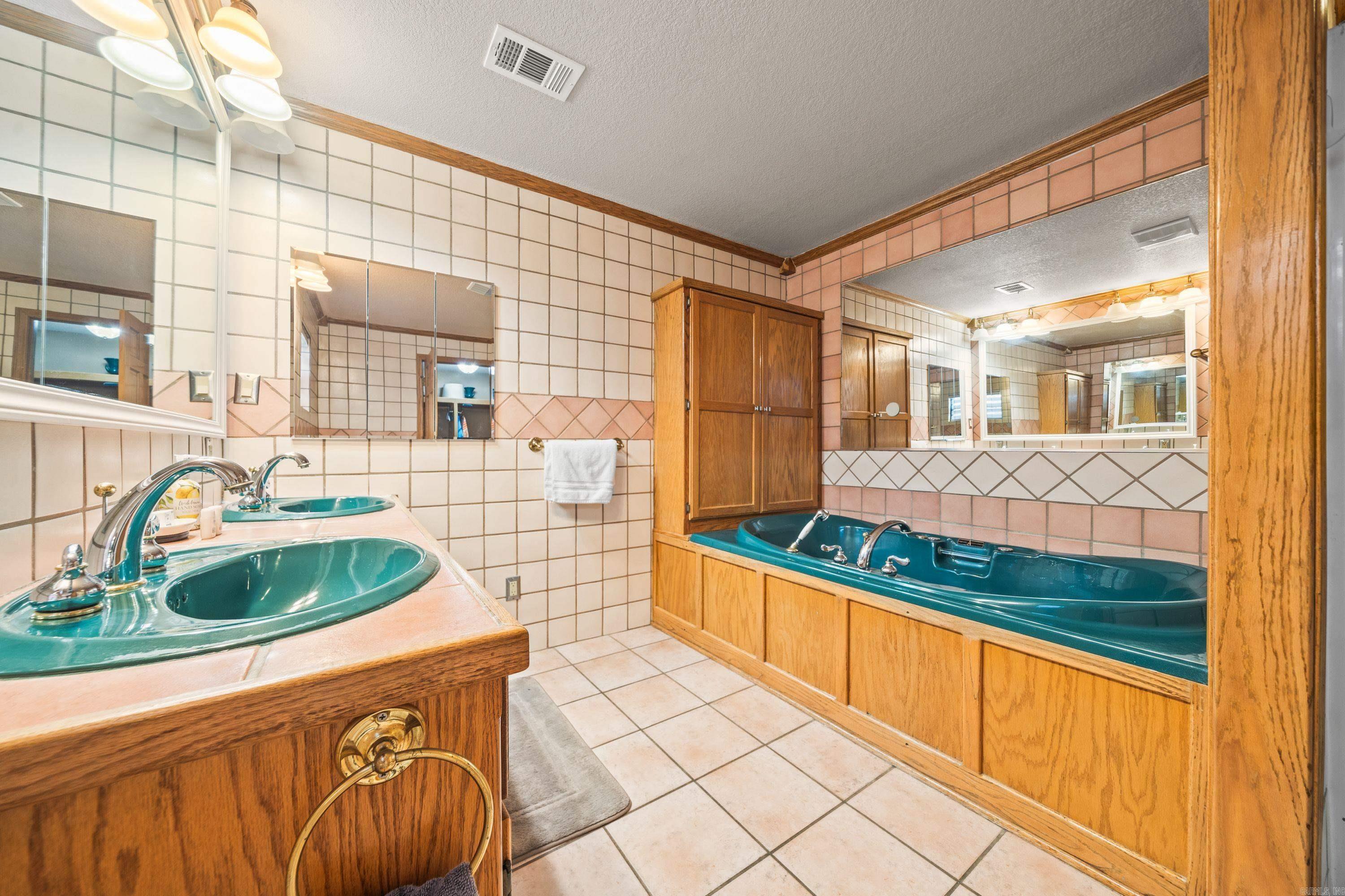 120 Butler Hot Springs National Park, AR 71913