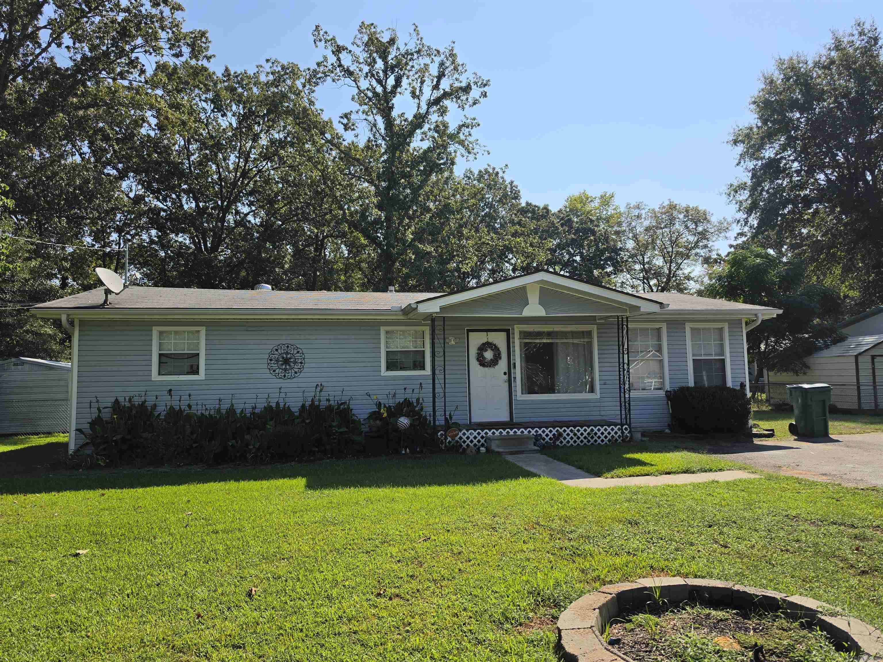 1403 McGehee St — exterior