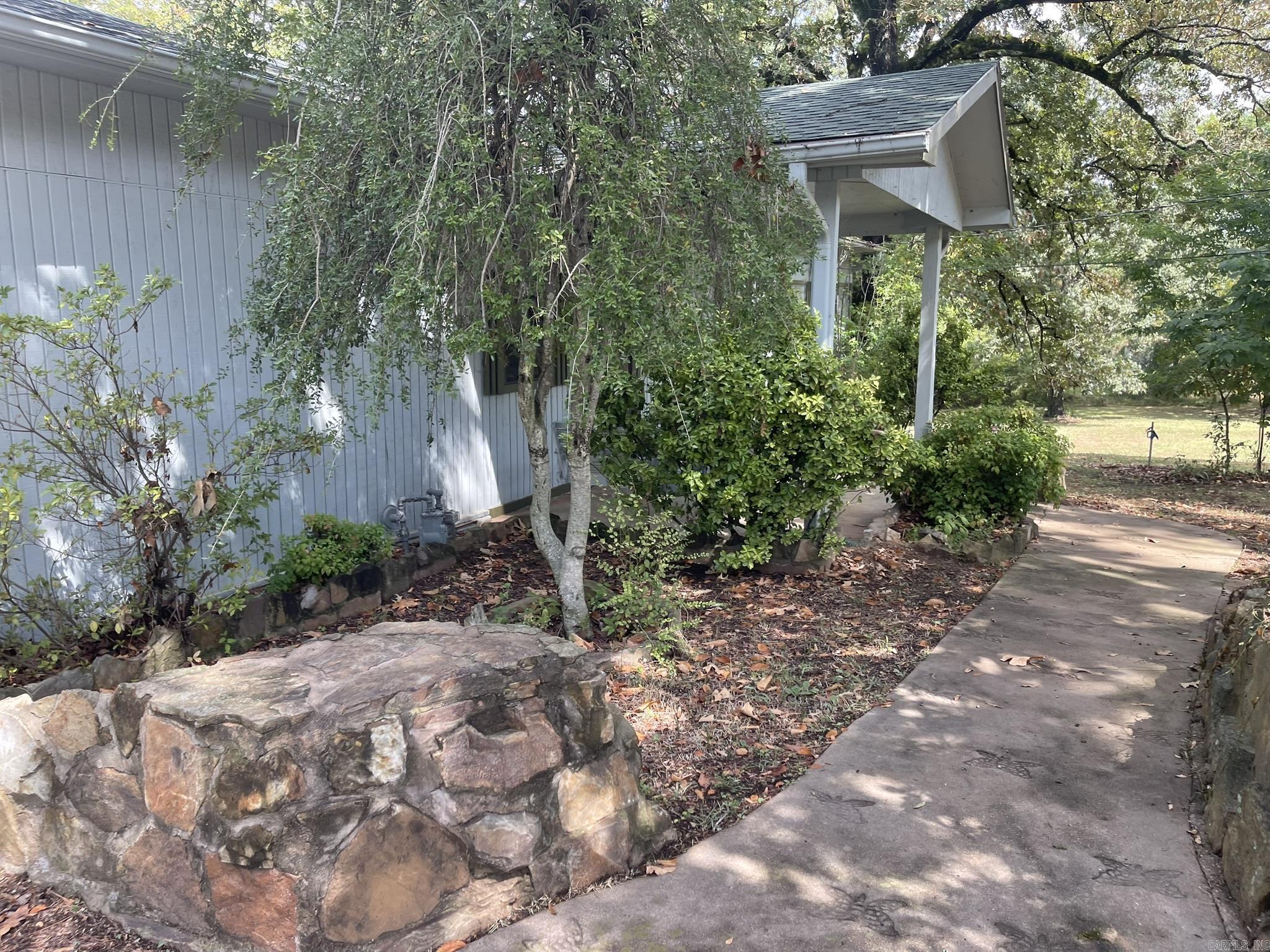 350 Round Mountain Lane  London, AR