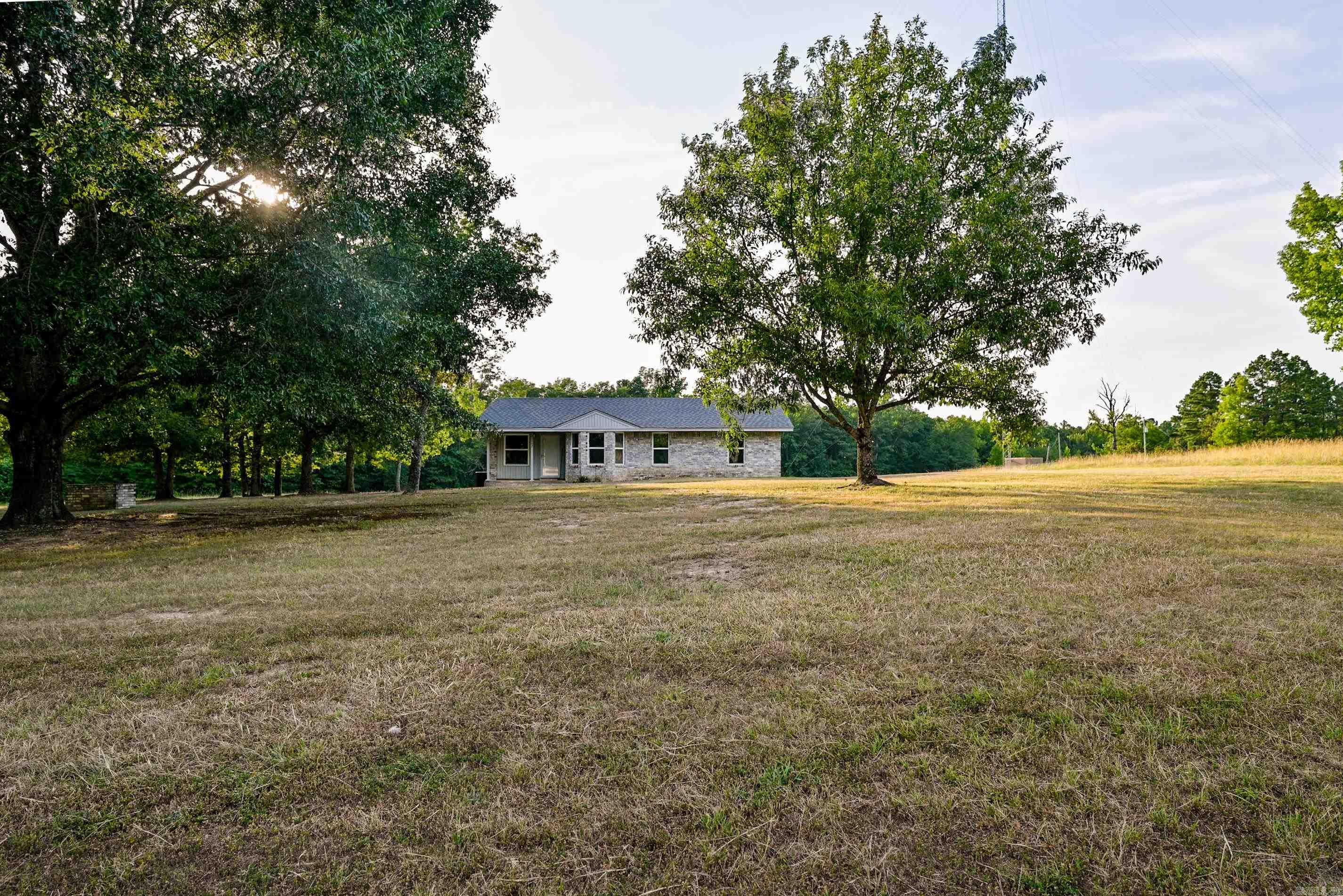 10211 Highway 190 Highway — exterior