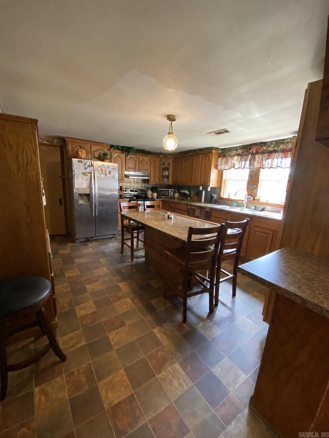 10596 Us Highway 64  London, AR