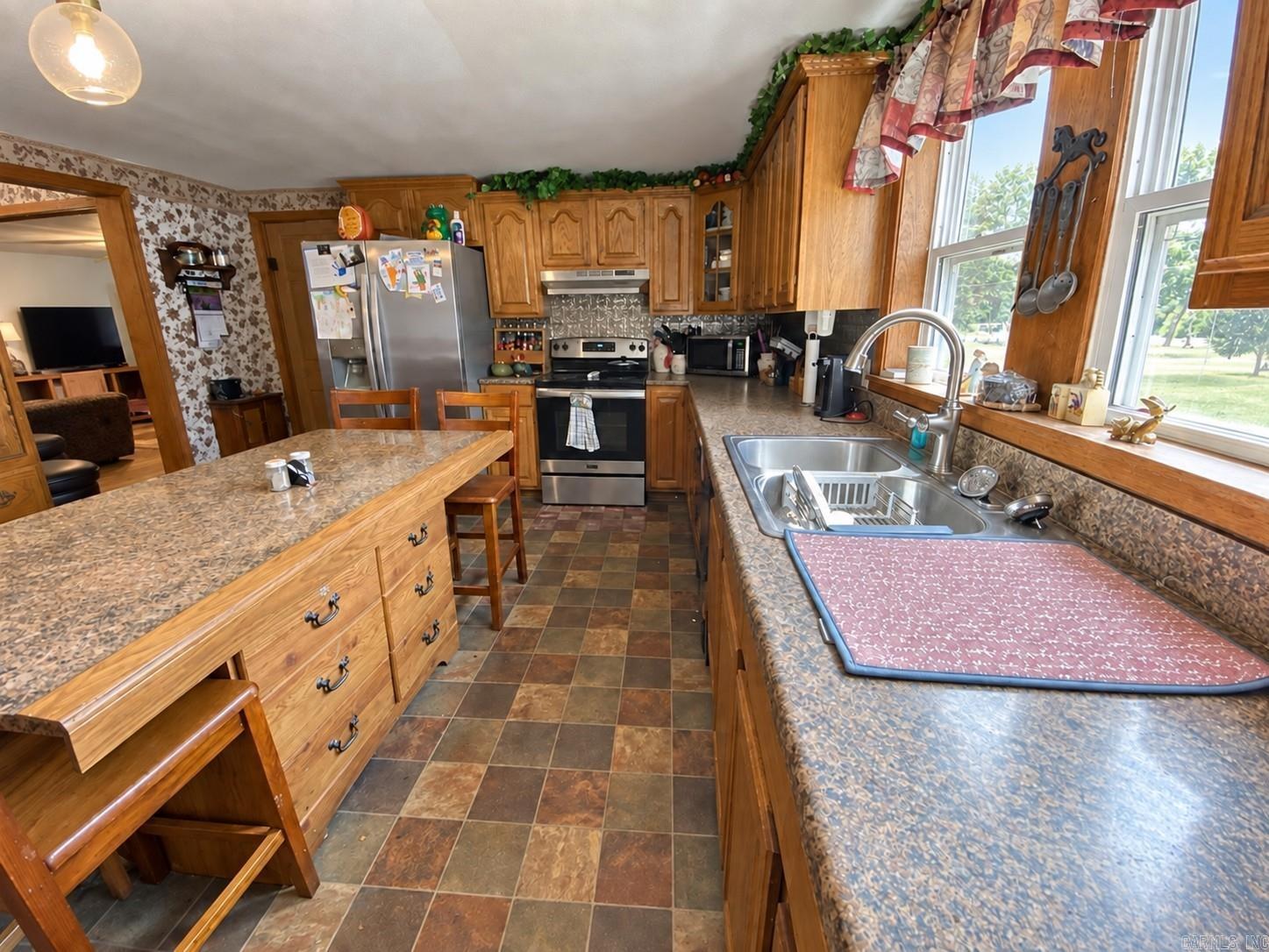 10596 Us Highway 64  London, AR