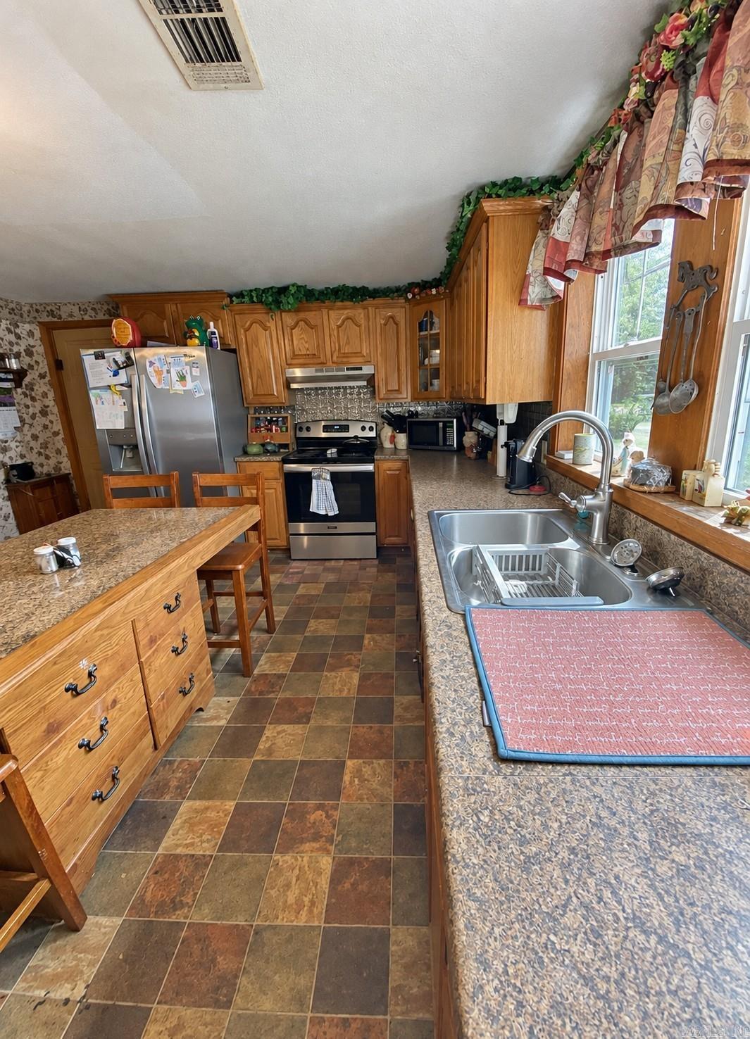 10596 Us Highway 64  London, AR