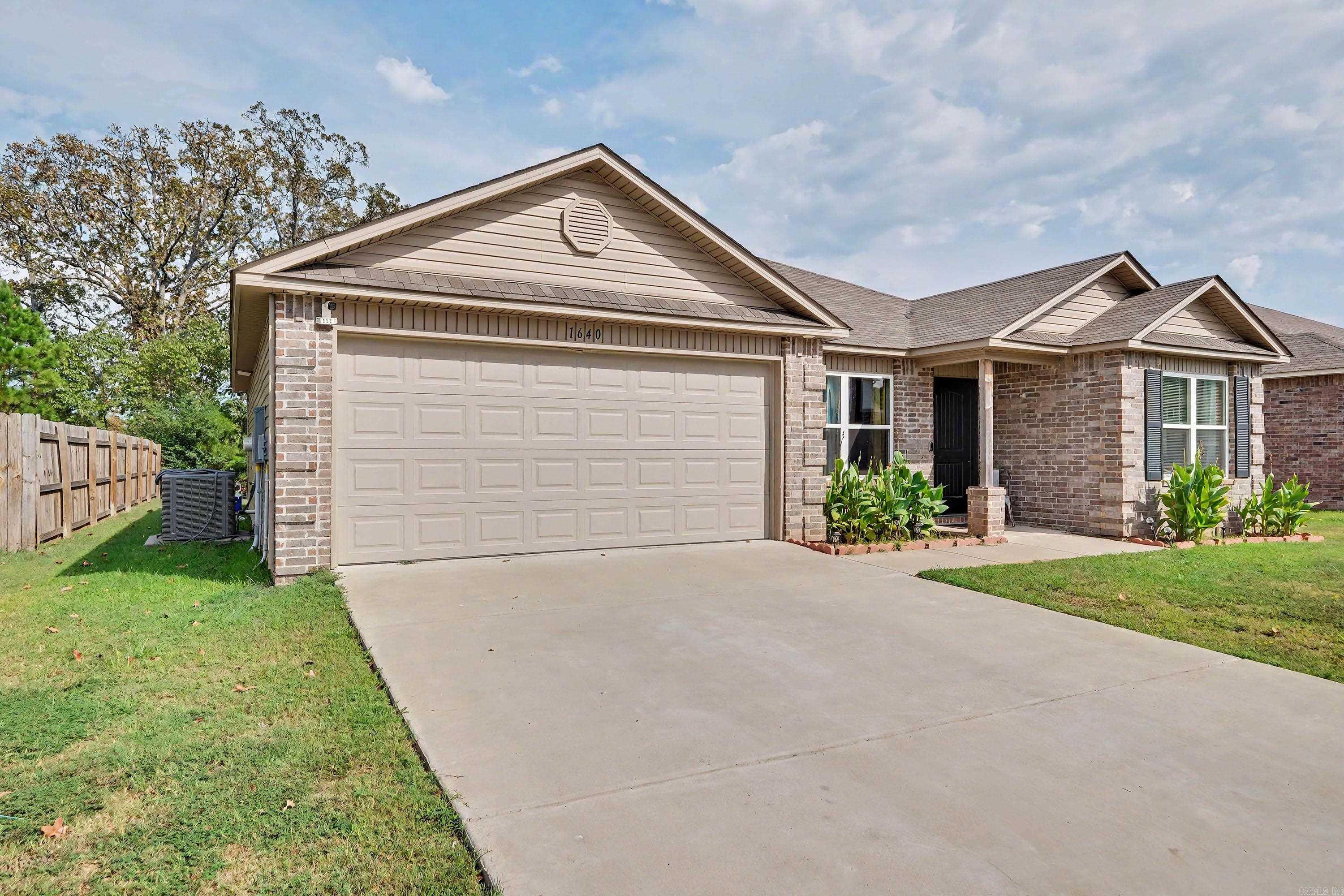 1640 Carillon Lane — photo 2