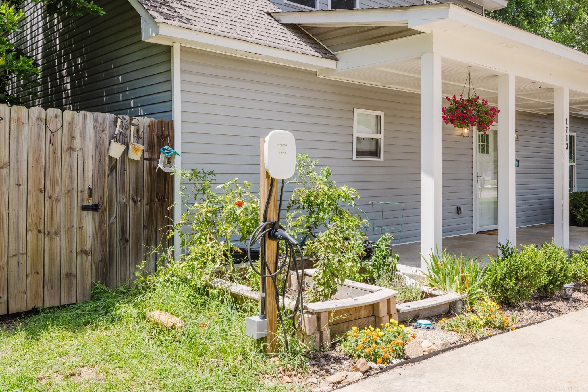 1713 Iris Street — photo 3