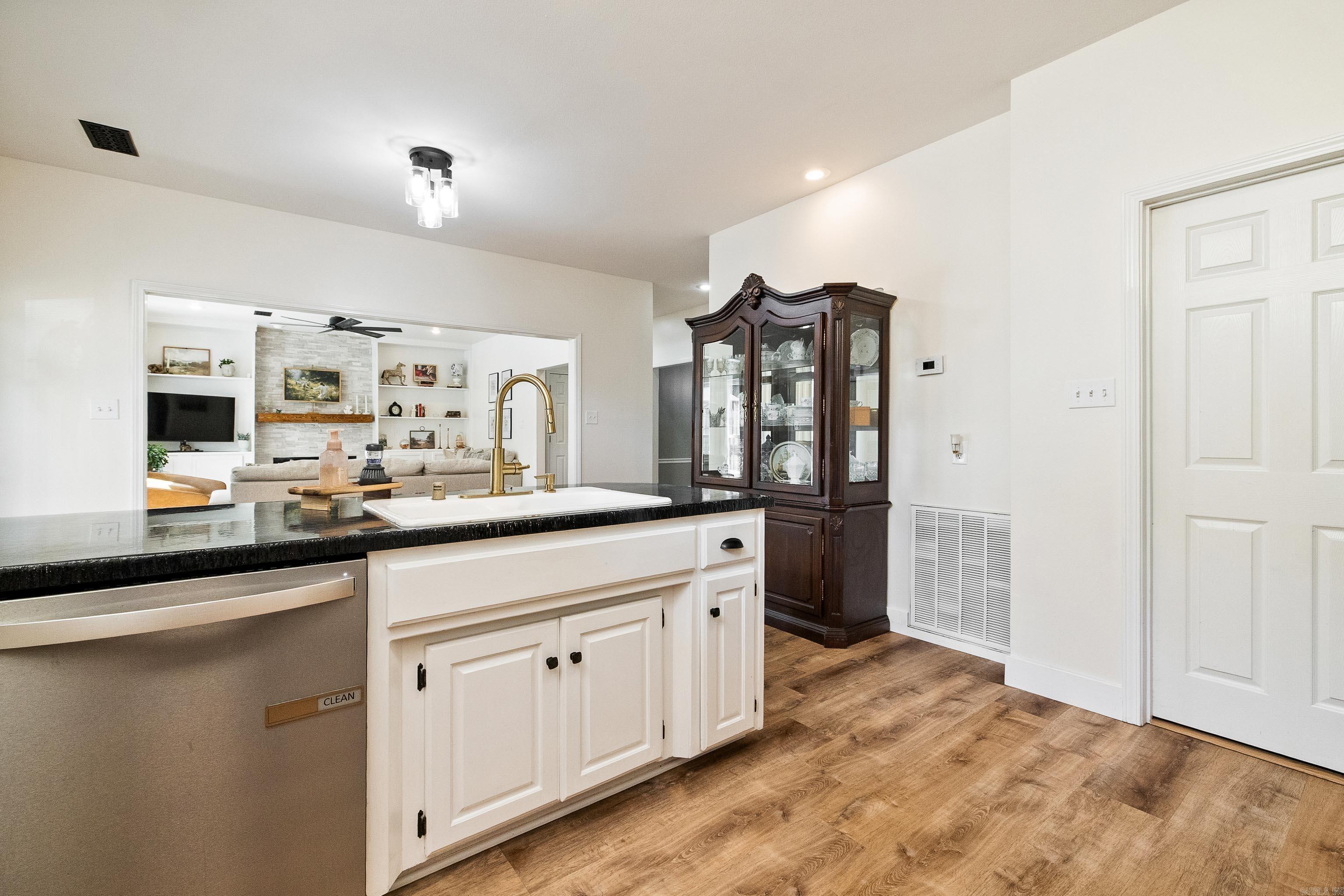 2221 E Longhills  Benton, AR