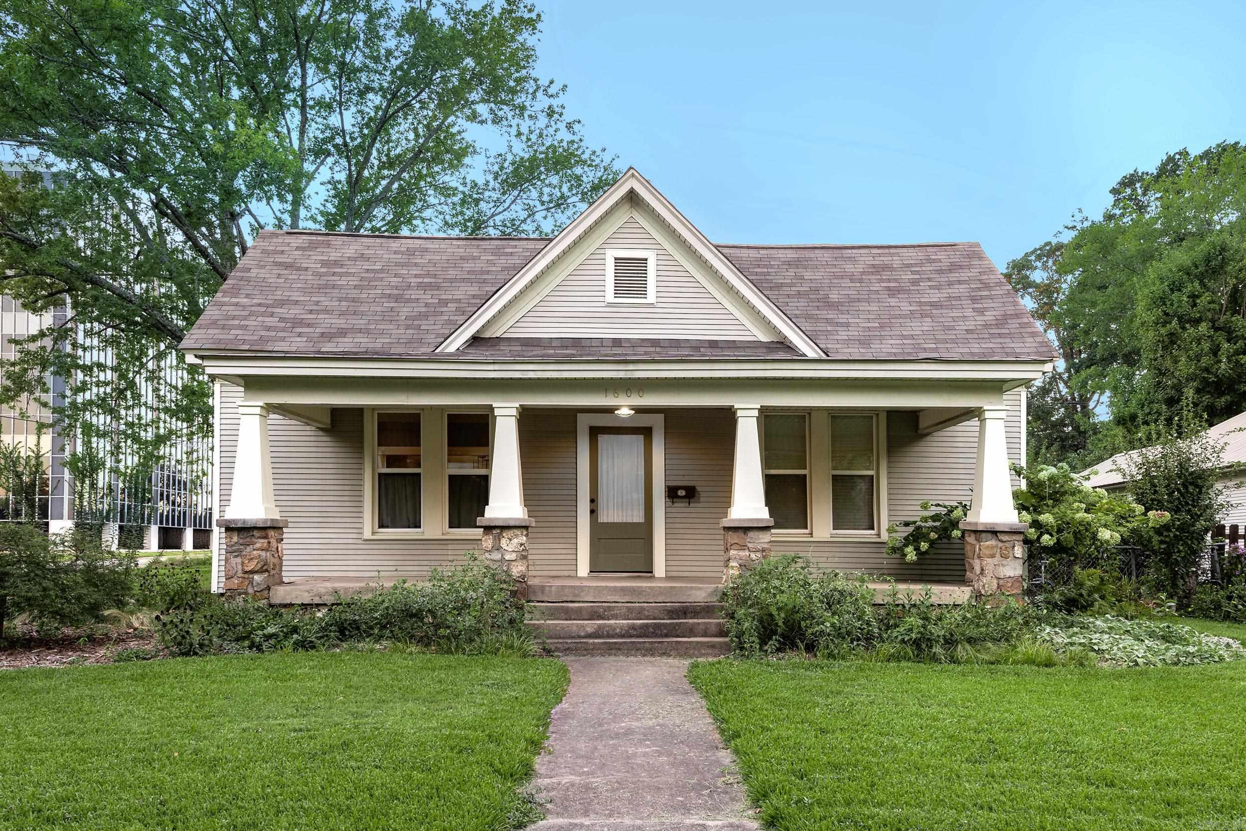 1600 N Pierce Street — exterior