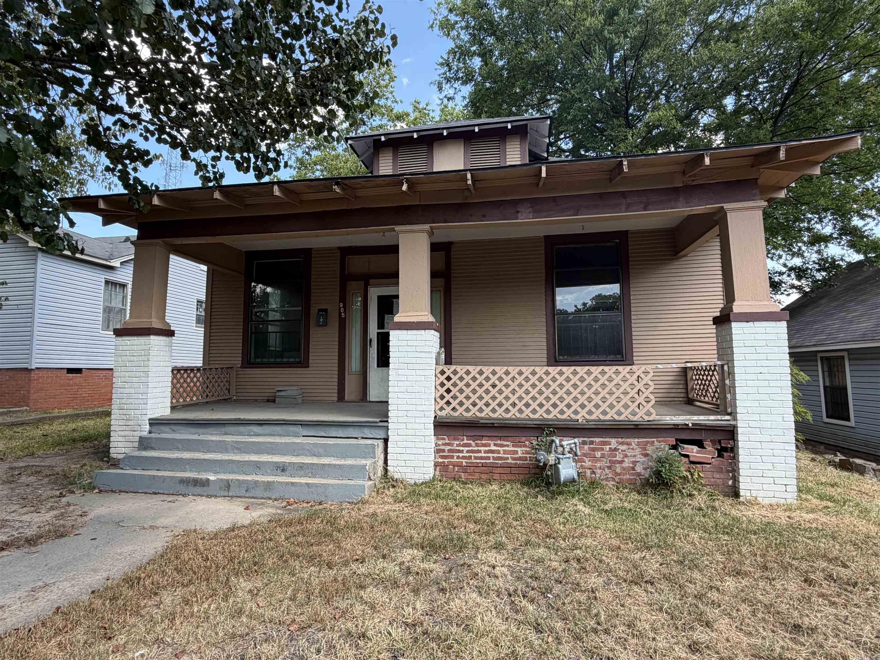 905 Lewis Street — exterior