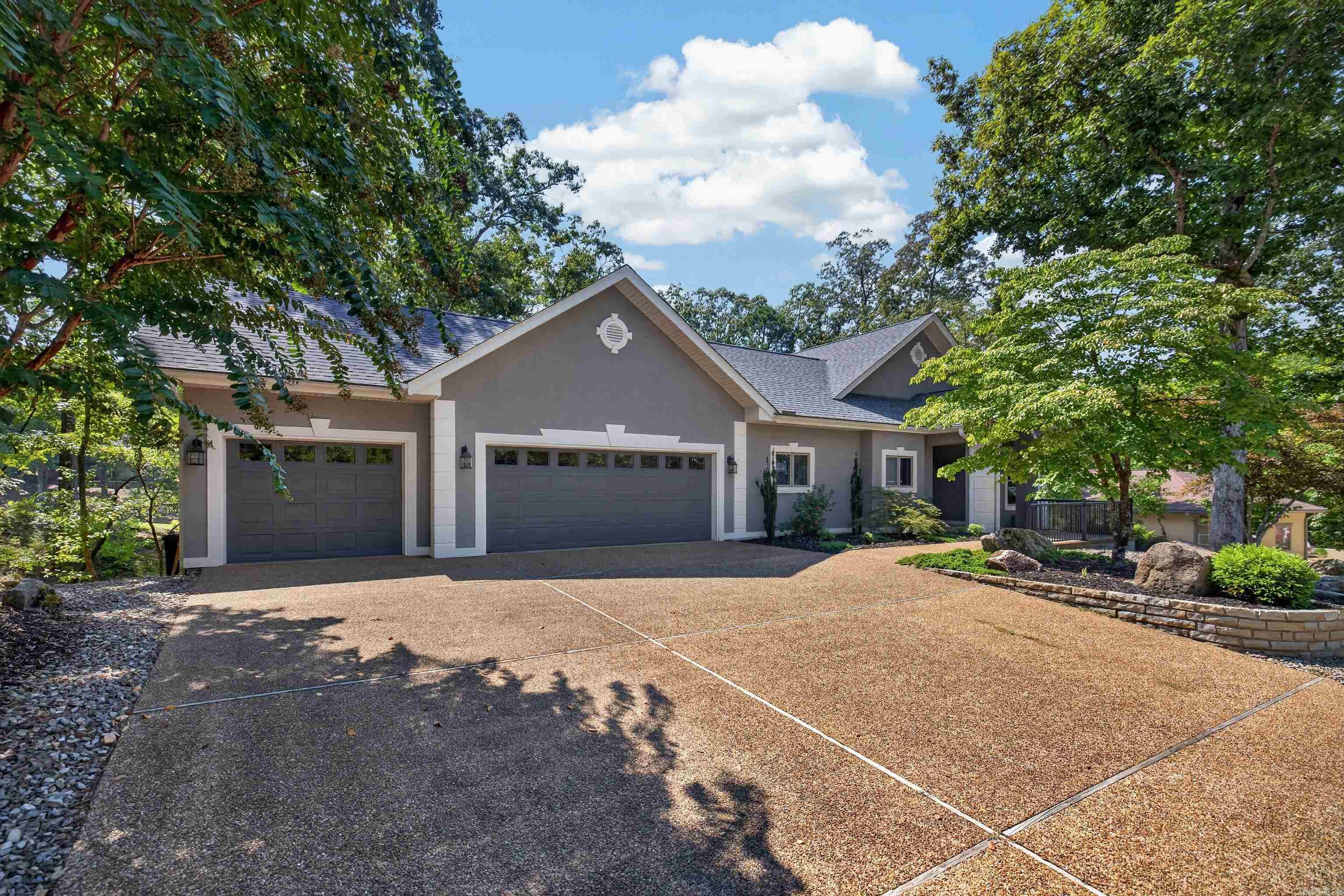 32 Princesa Drive — exterior