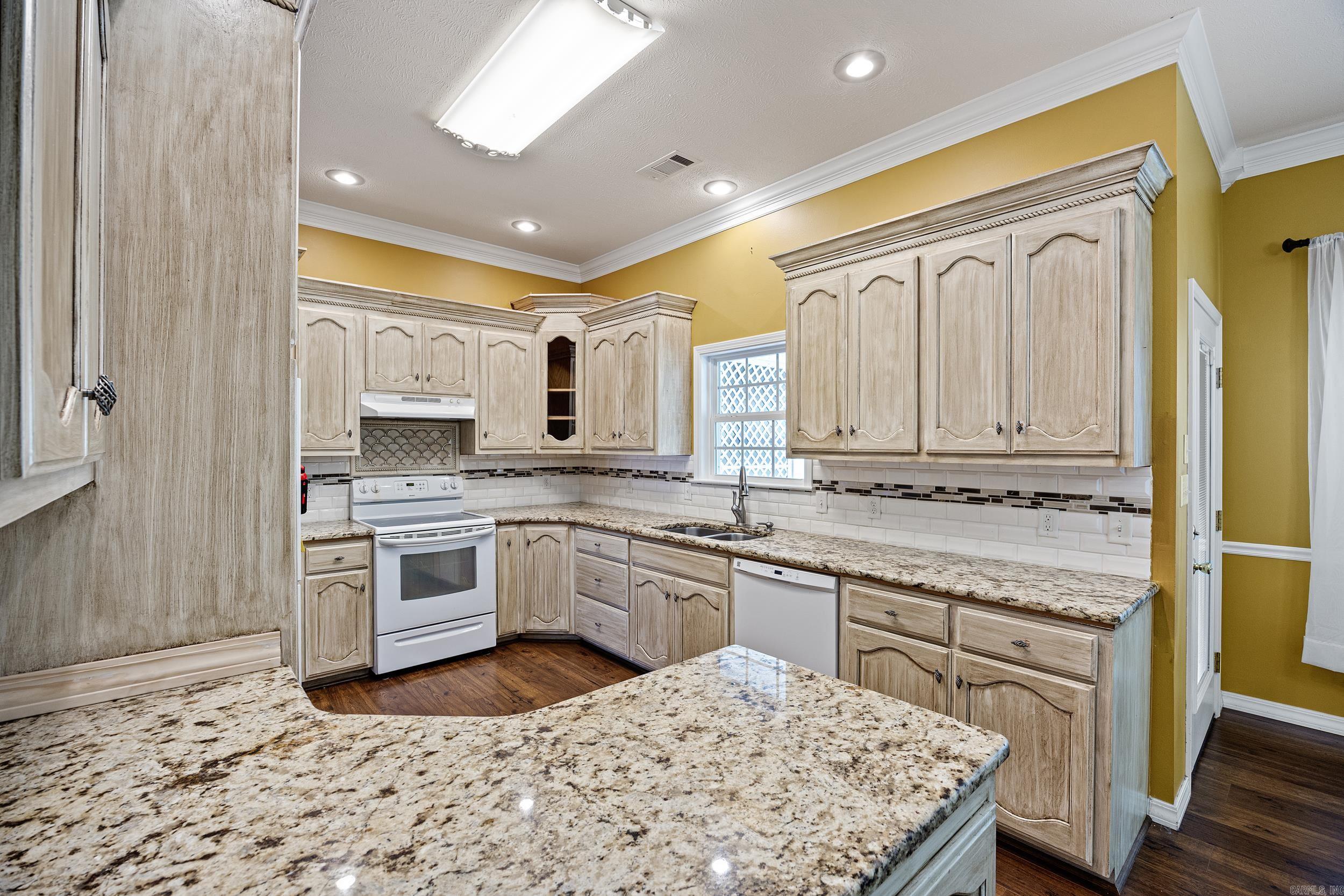 1707 Holloway  Morrilton, AR