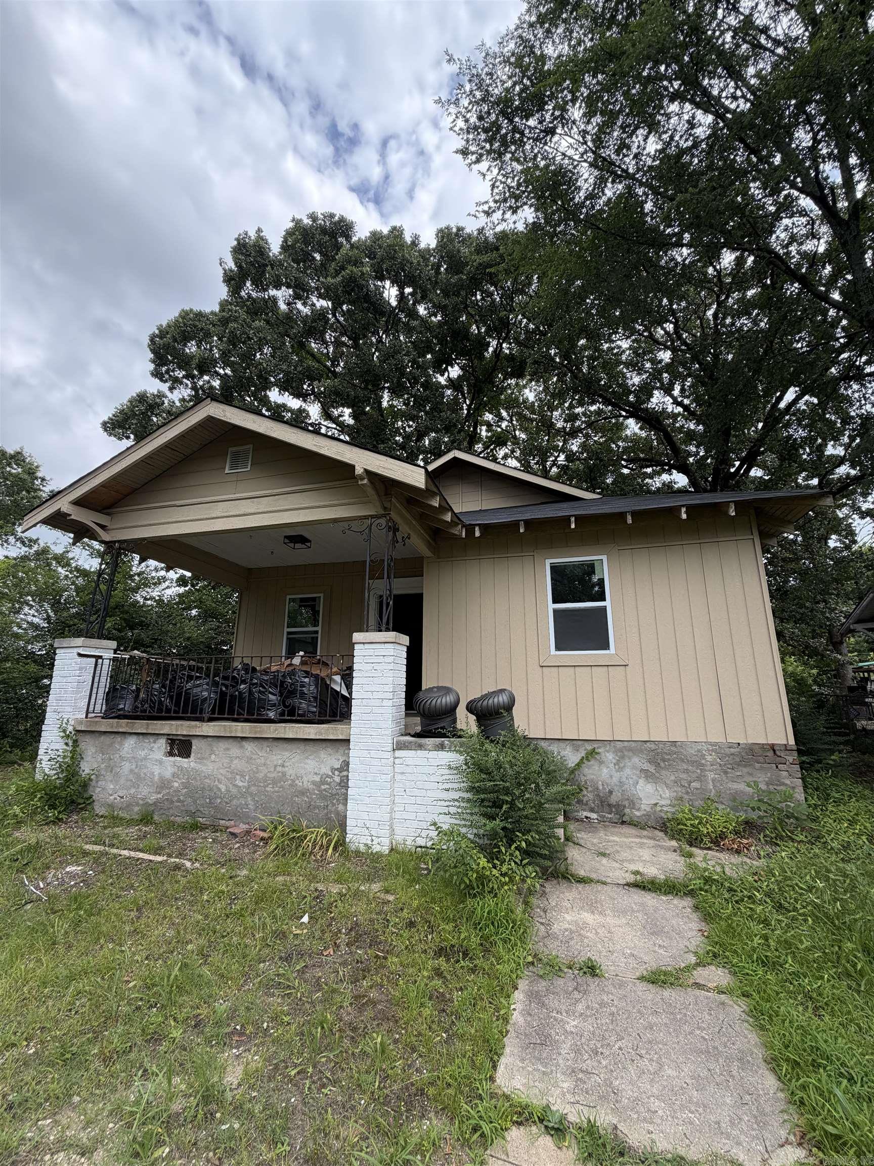 815 Dennison Street — exterior