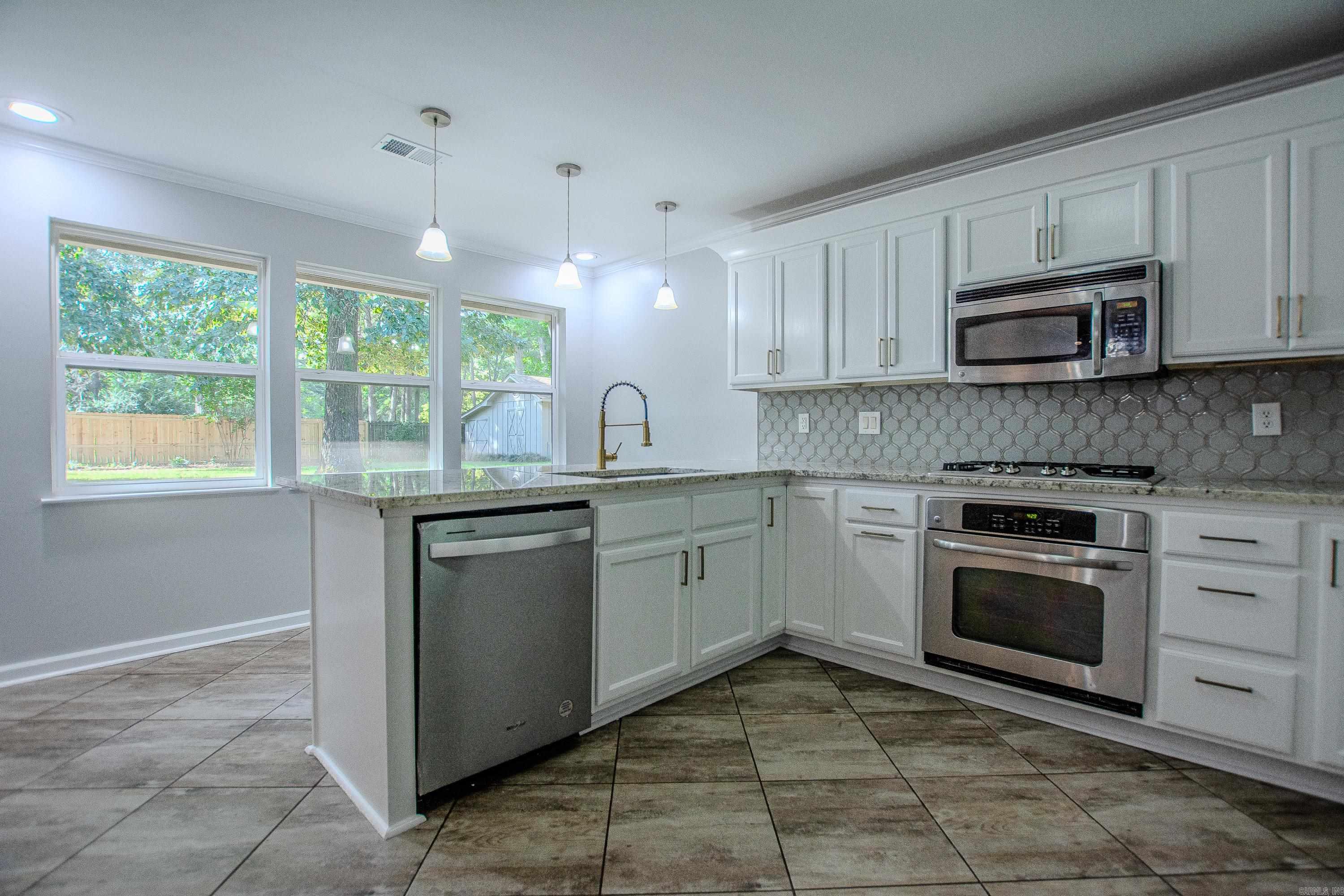 2201 S Fox Trl  Benton, AR