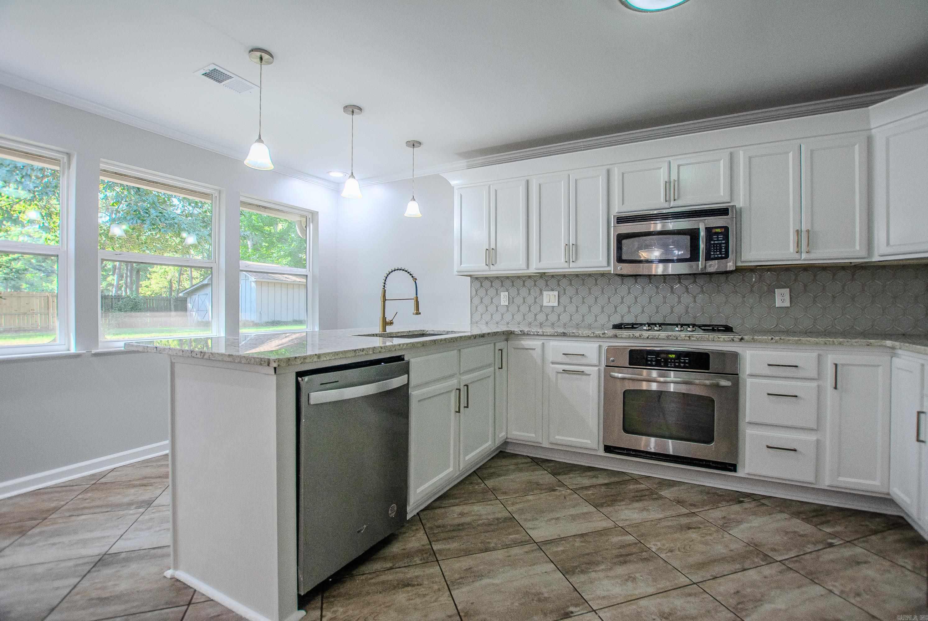 2201 S Fox Trl  Benton, AR