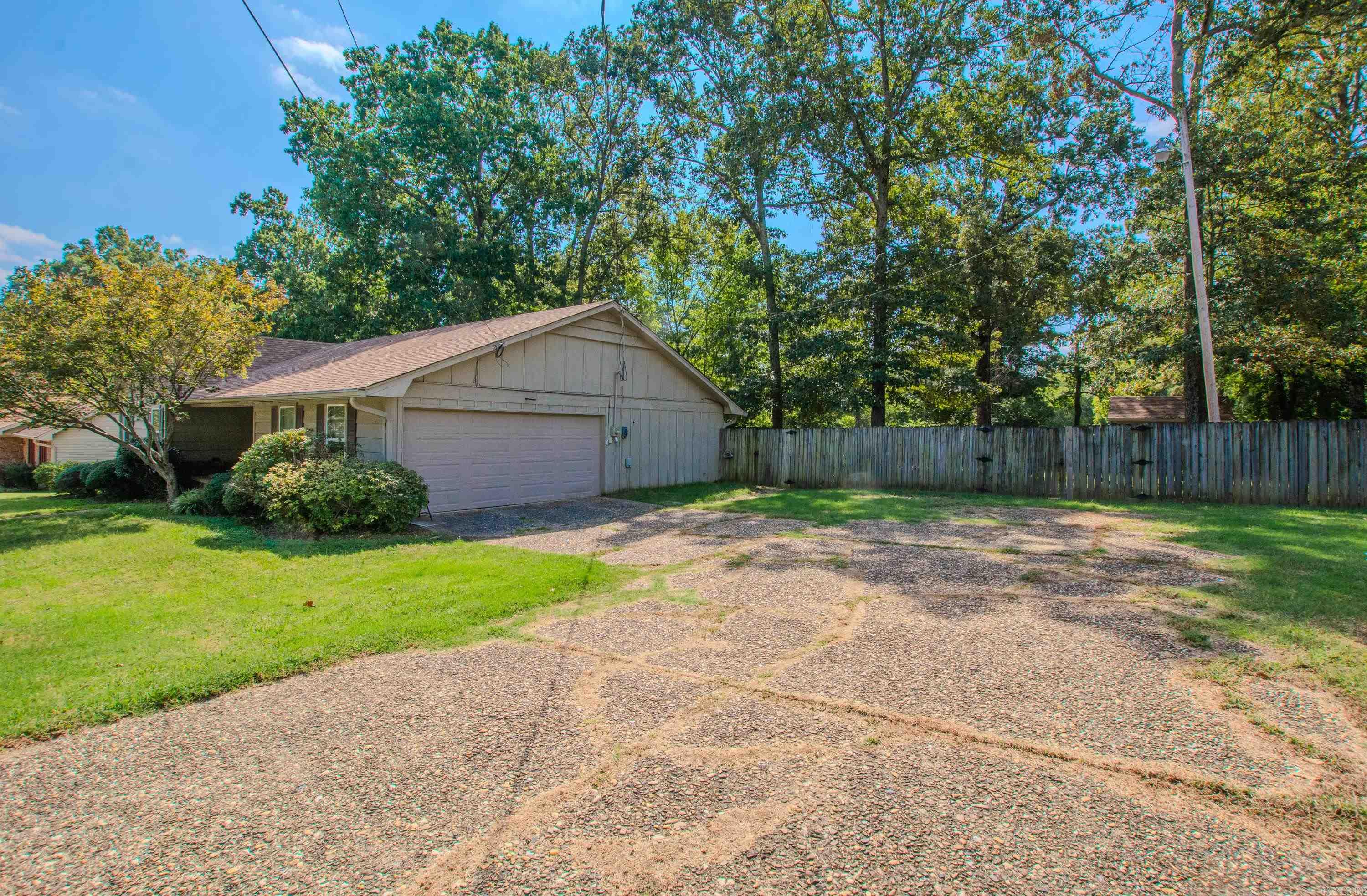 2201 S Fox Trl  Benton, AR