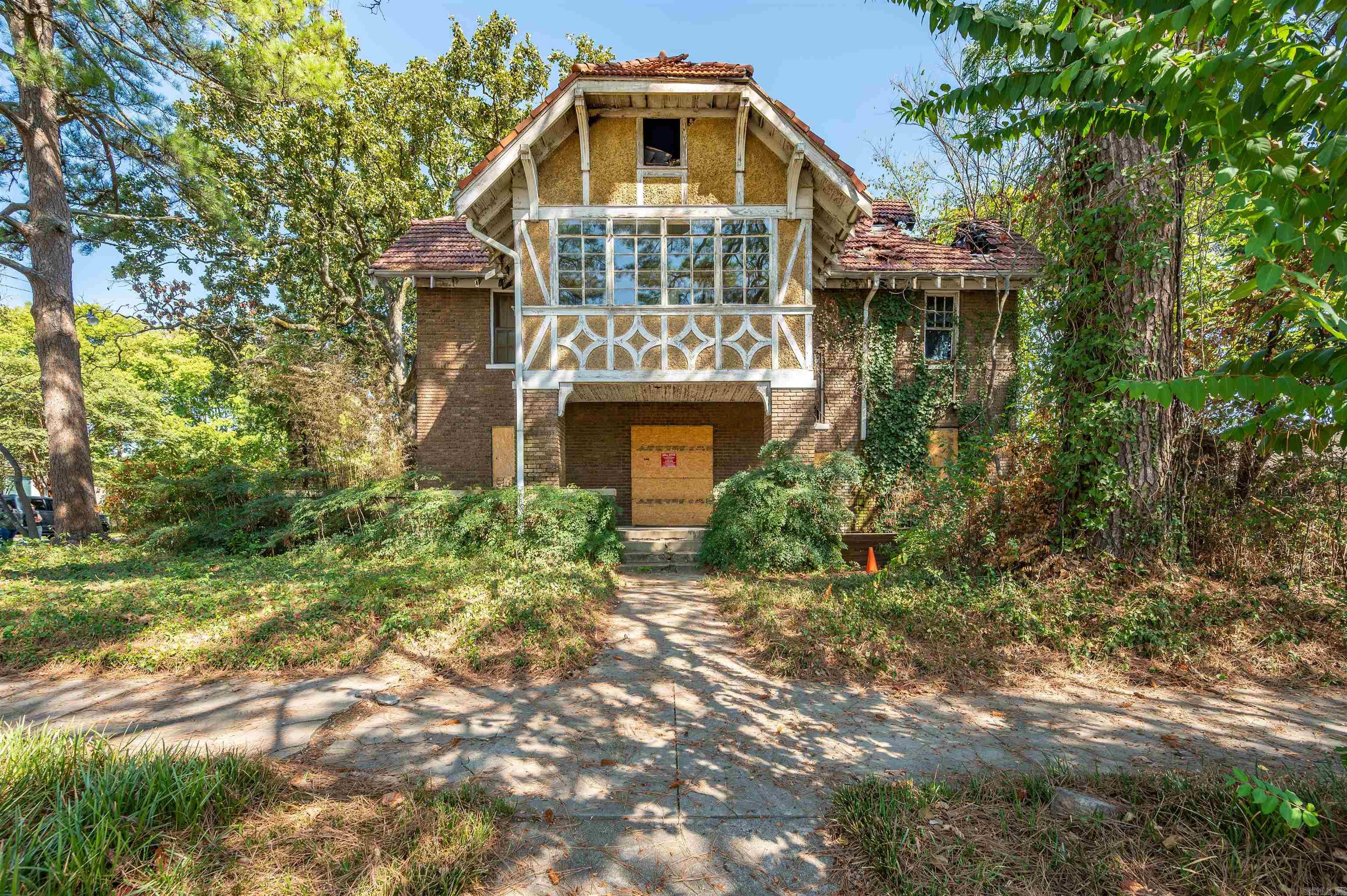 2121 S Louisiana Street — exterior