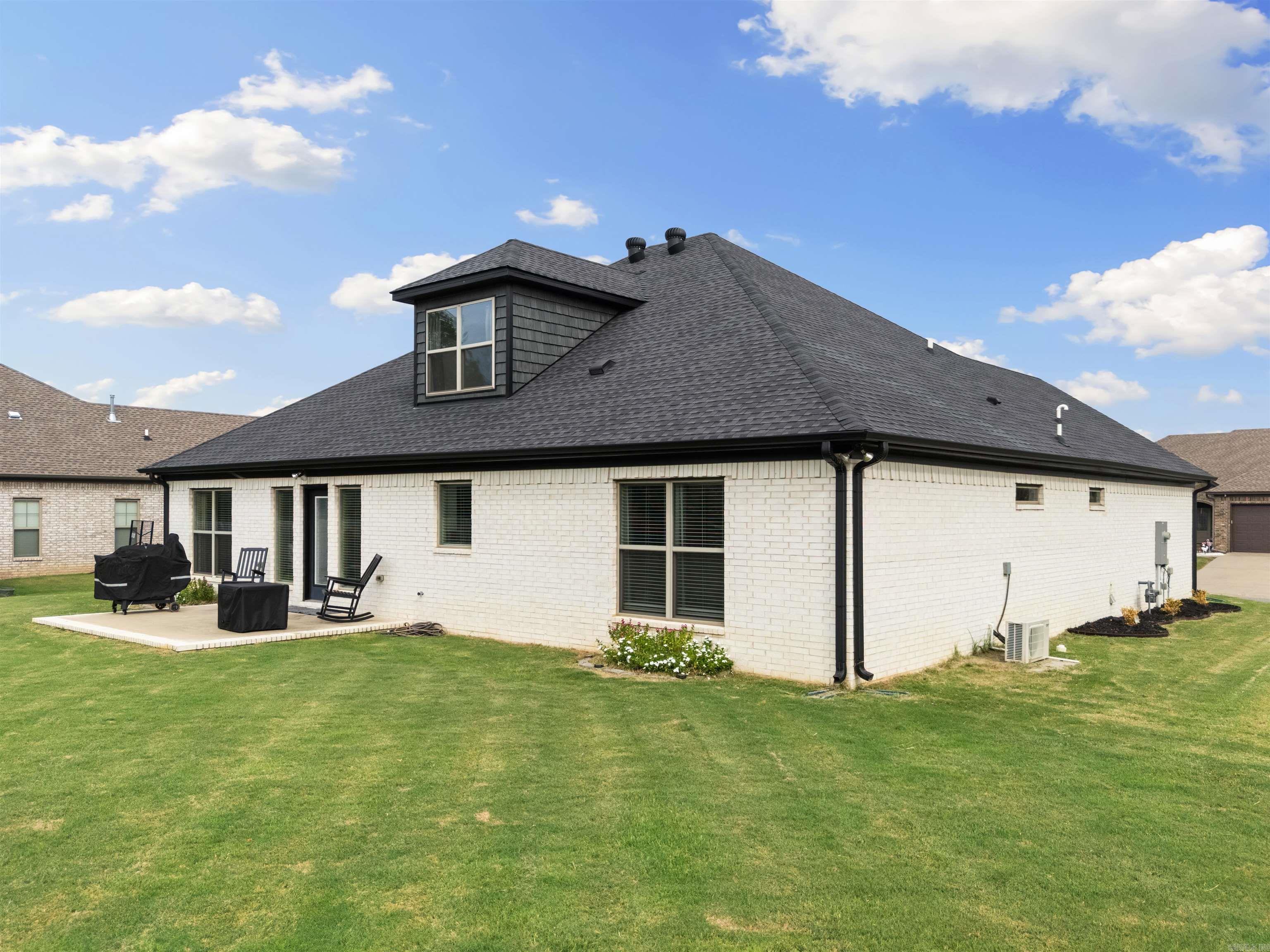 34 Thoroughbred Drive — photo 3