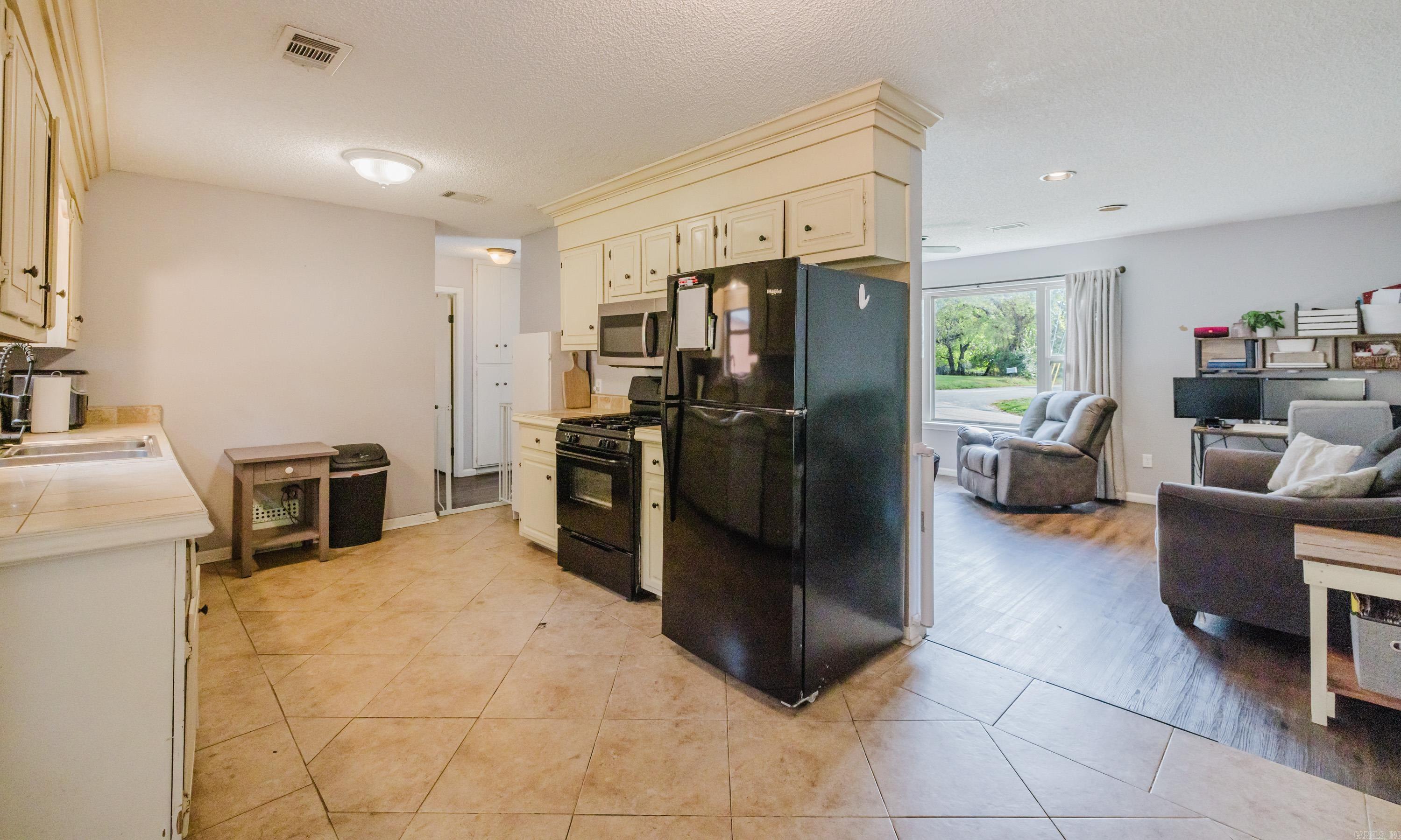 2322 wright  Benton, AR