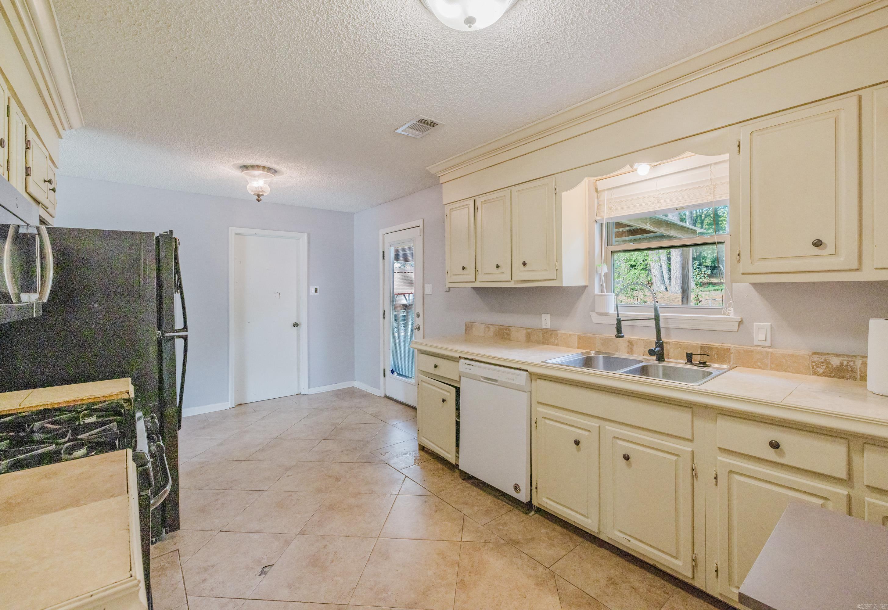 2322 wright  Benton, AR