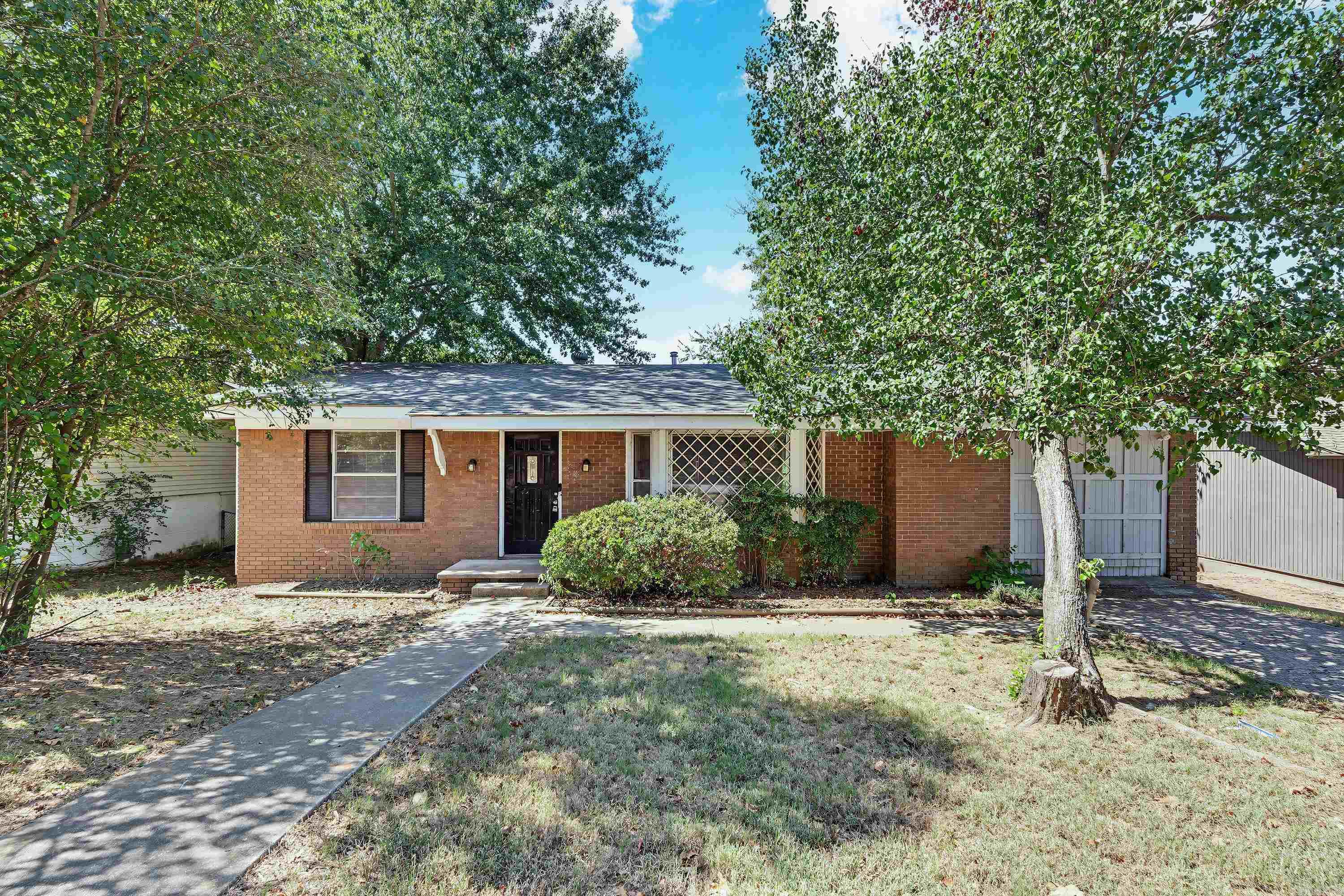 2011 Broken Arrow Dr. — exterior