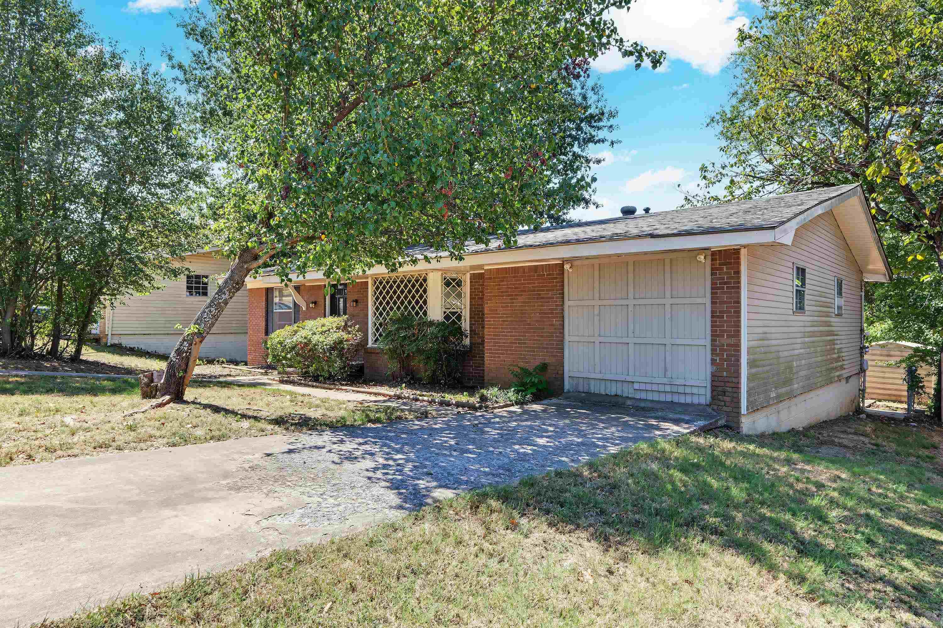2011 Broken Arrow Dr. — photo 2