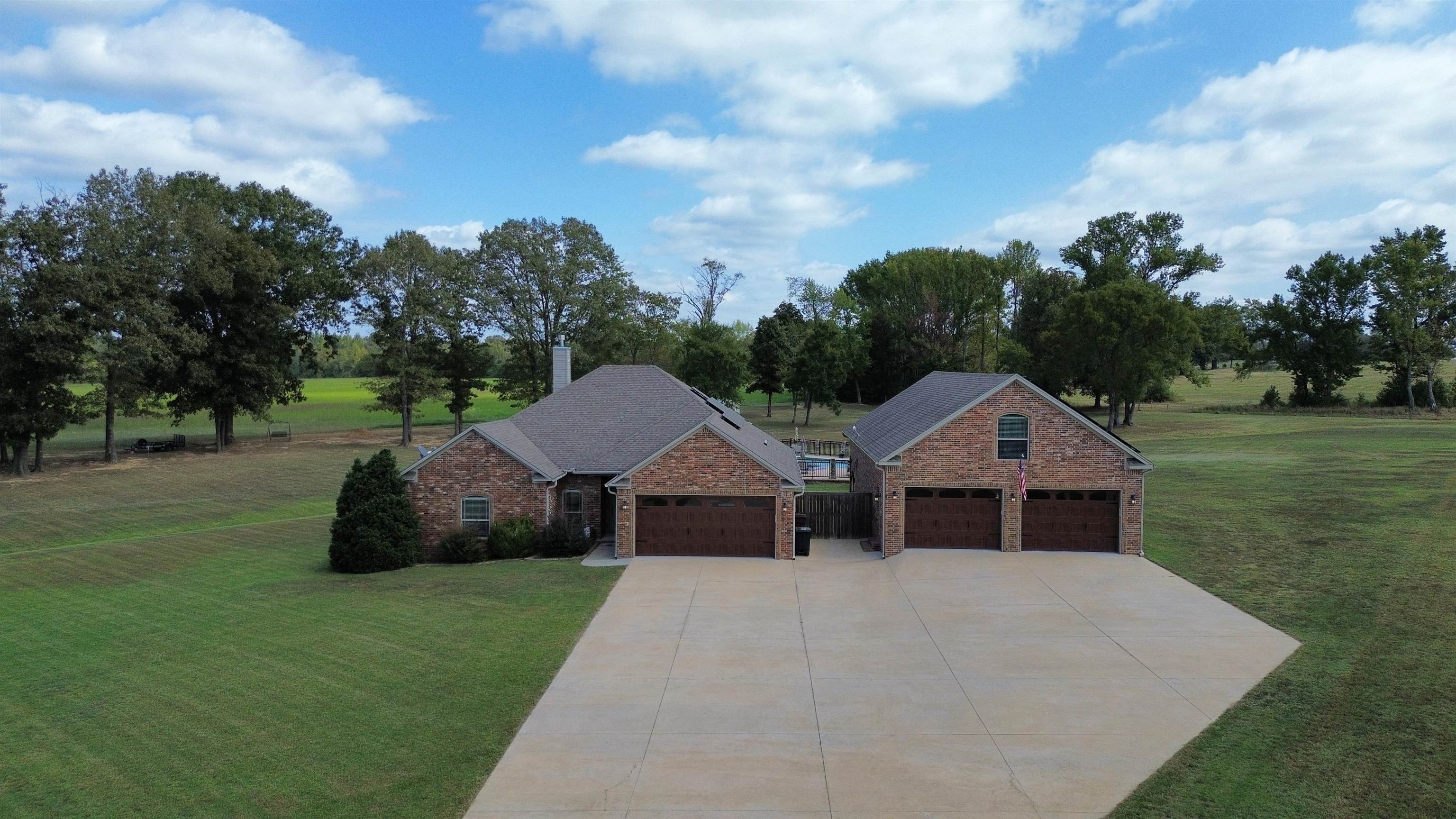 112 Logan Drive — photo 2
