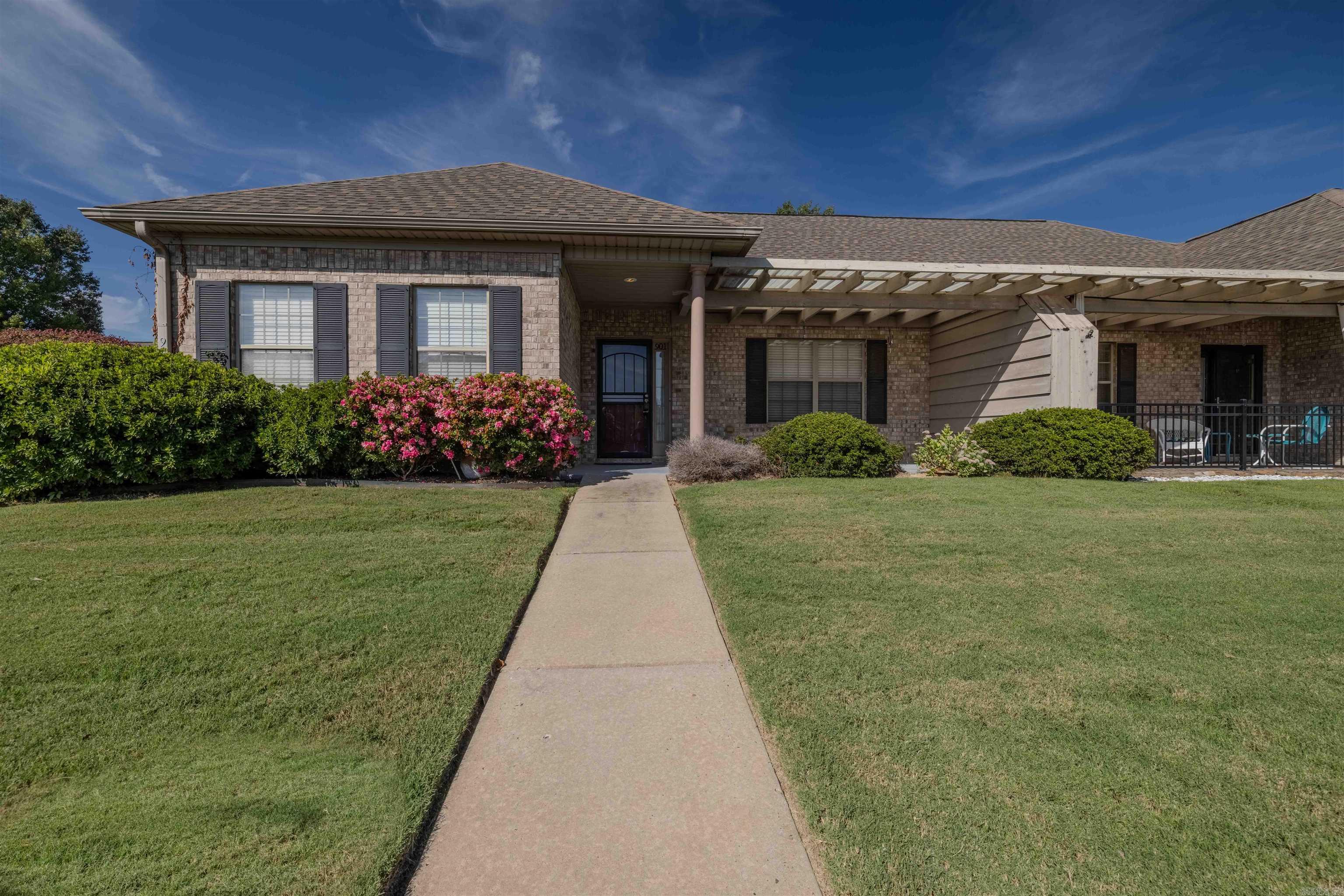 901 Stagecoach Village — exterior