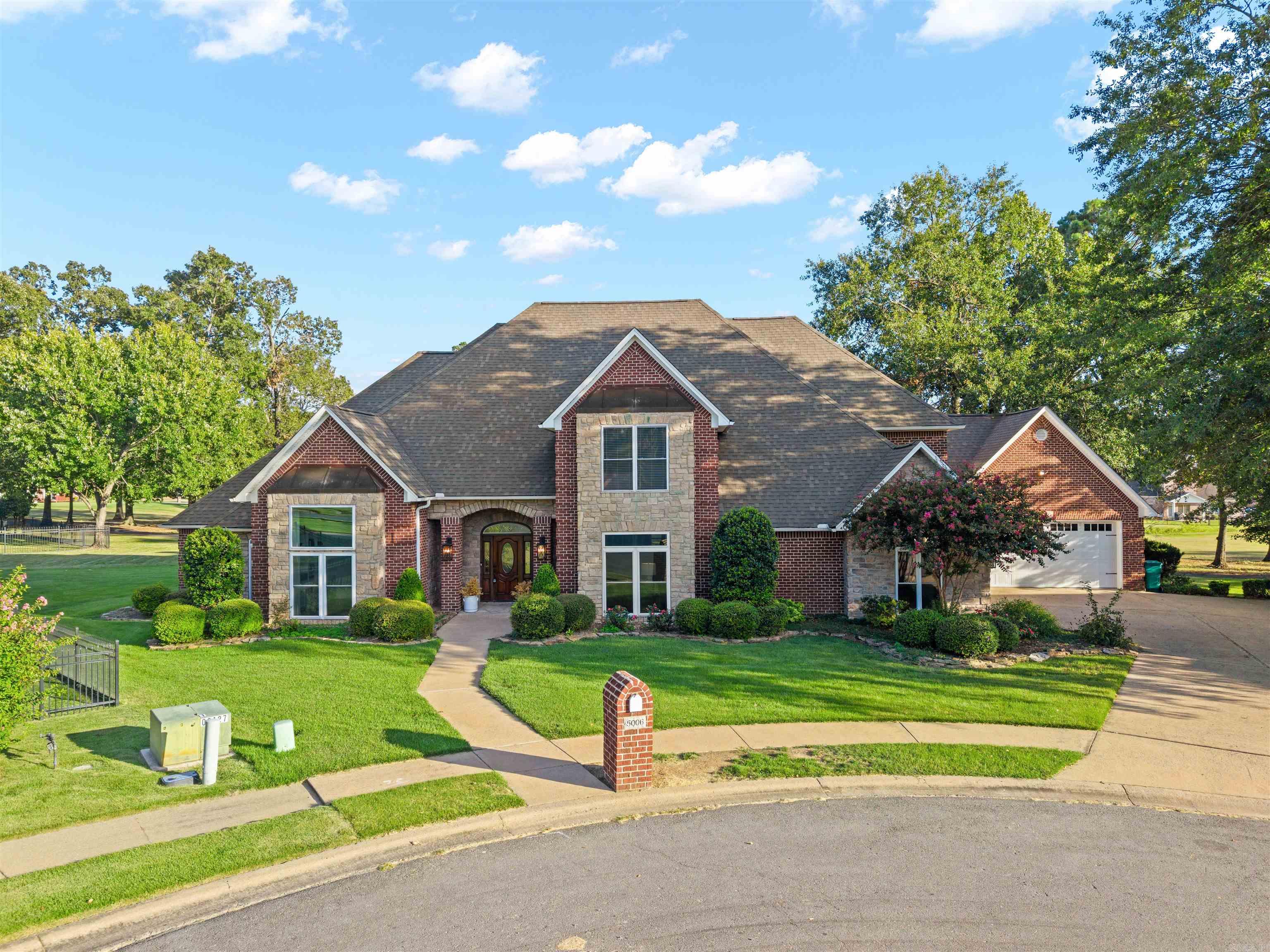 5006 Colonial Court — exterior