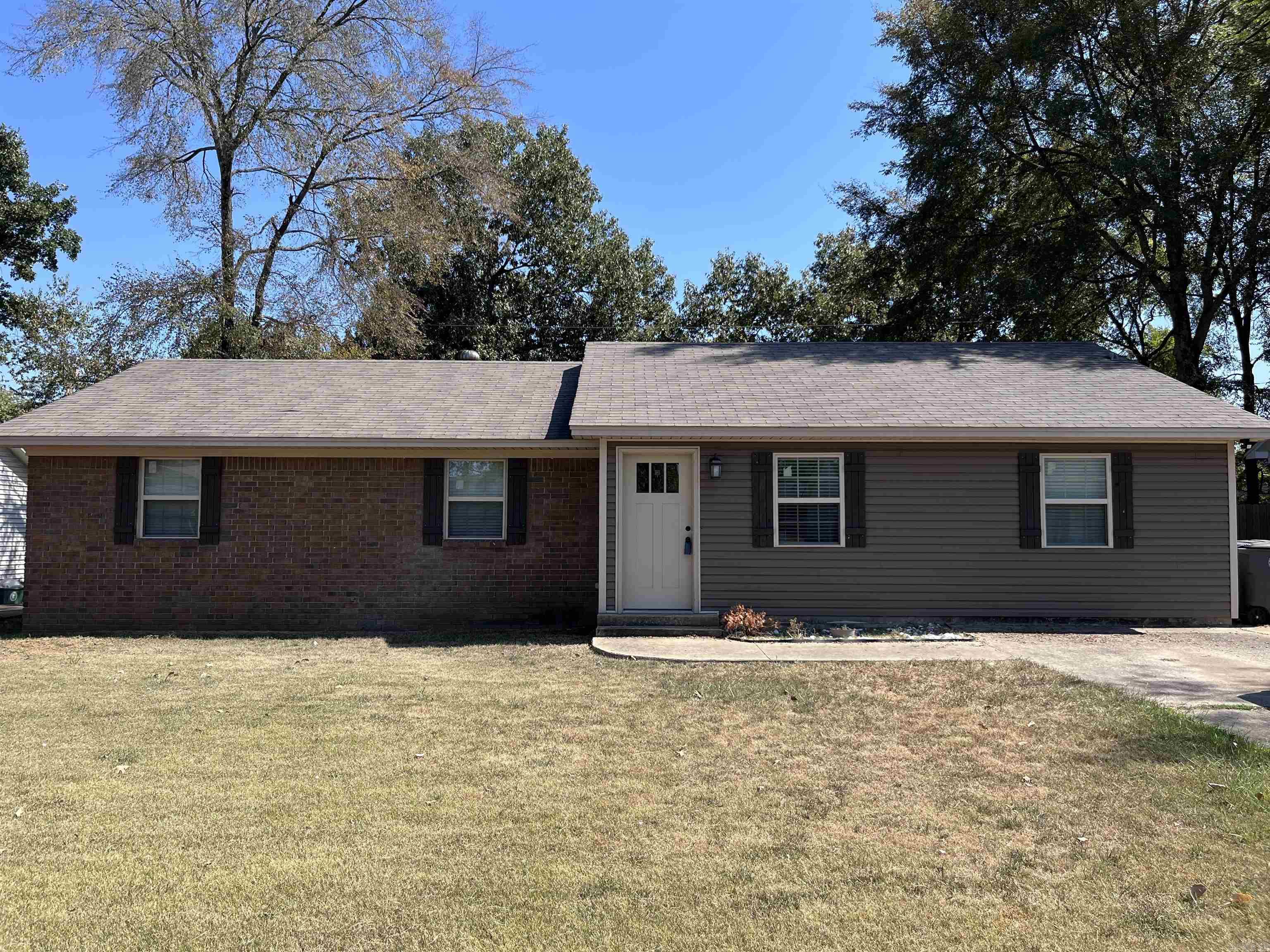 122 N Sawmill Road — exterior