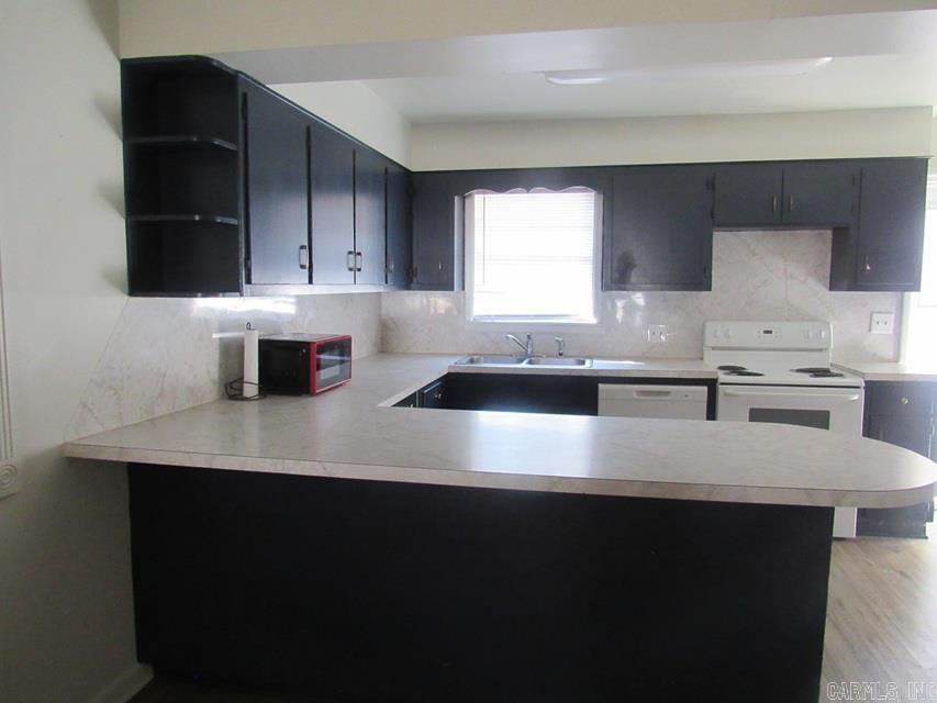 109 E Scott St — photo 2