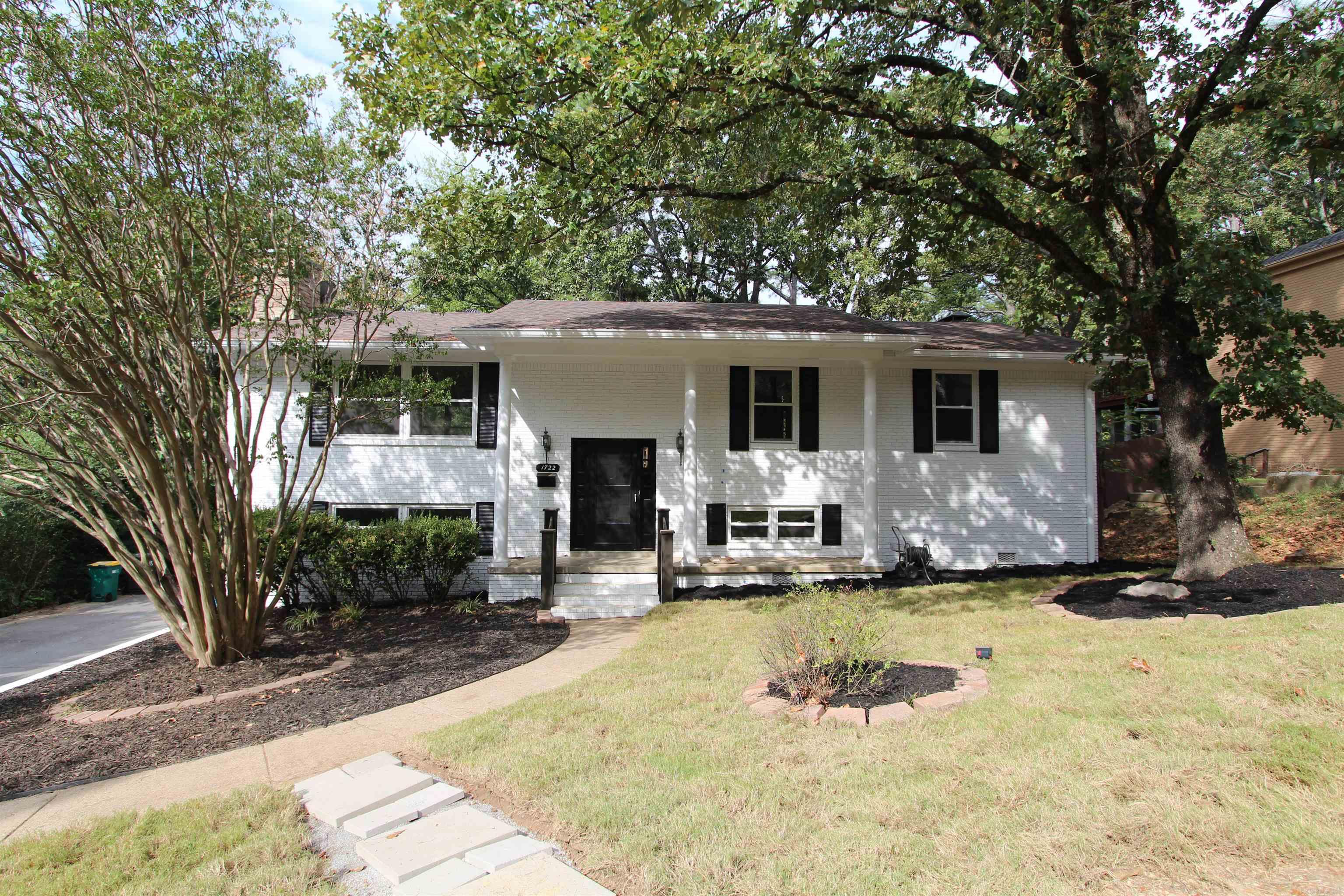 1722 Alberta Dr — exterior