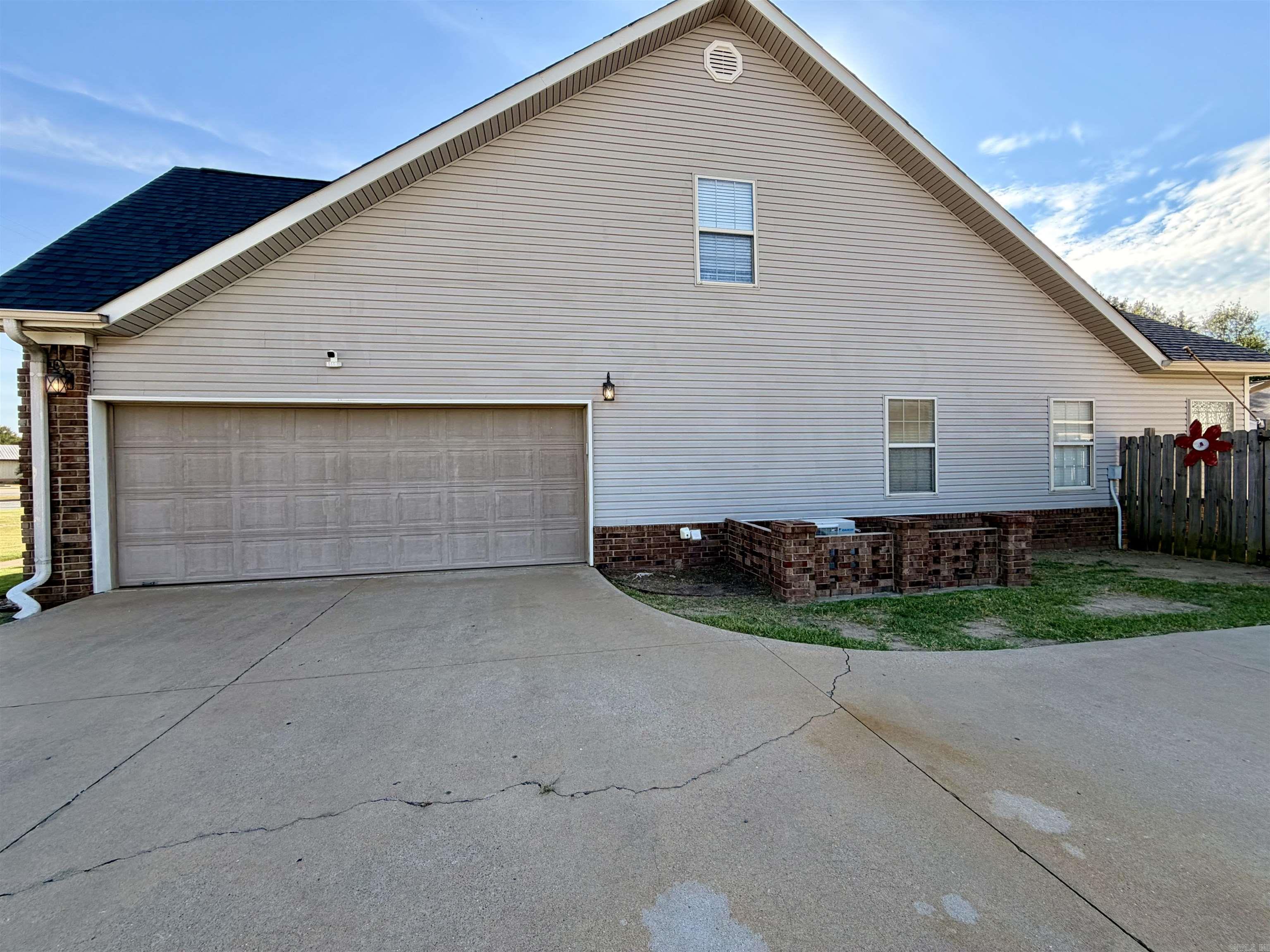 907 W Palm  Lonoke, AR