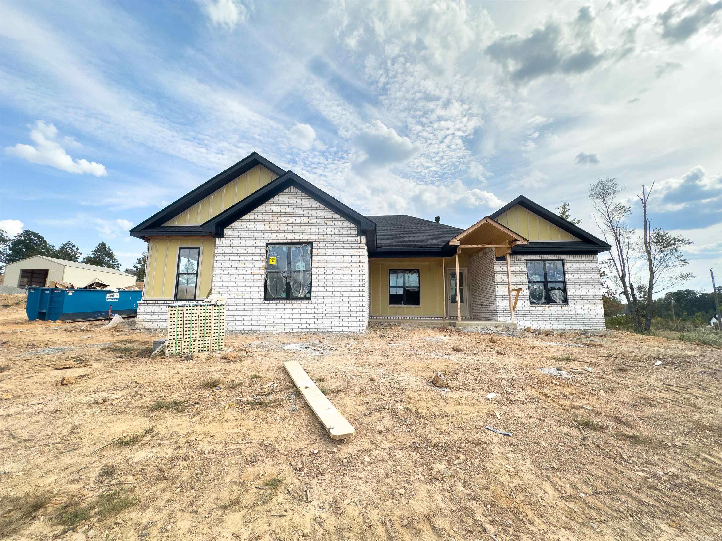 1049 Creekwood Cir — exterior